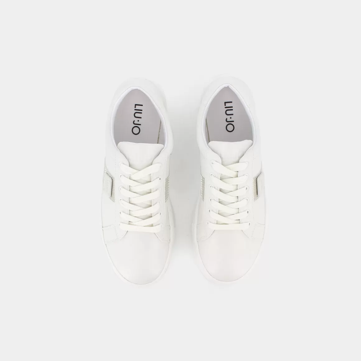 Baskets LIU-JO Alicia en cuir souple - Modèle 4A3707  
Nuances laiteuses et platine sur fond beige  
Chaussures décontractées avec un excellent rapport qualité-prix