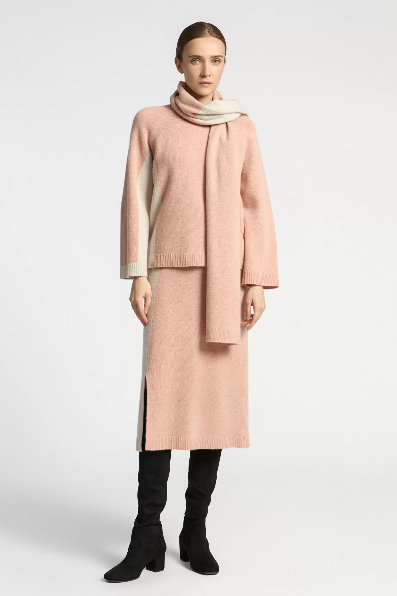 Robe ajustée en laine fine Xandres - Élégance intemporelle pour silhouette moderne 

Collection premium en maille douce - Coupe cintrée confortable pour femme 

Xandres : L'essentiel lainage d'hiver qui épouse vos courbes avec grâce 

Nouvelle arrivage robe taille-haute en fibre noble - Conception durable et chic 

Laine merinos façonnée en pièce unique - Silhouette fluide Xandres pour élégance quotidienne