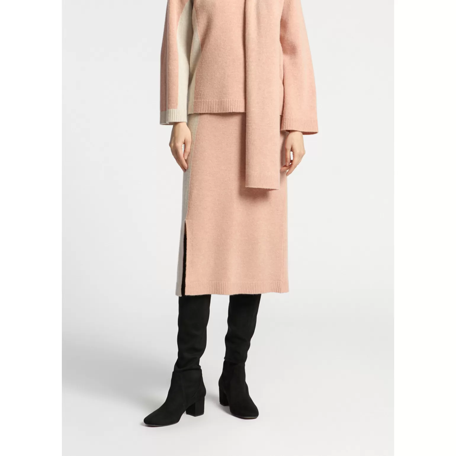 Robe ajustée en laine fine Xandres - Élégance intemporelle pour silhouette moderne 

Collection premium en maille douce - Coupe cintrée confortable pour femme 

Xandres : L'essentiel lainage d'hiver qui épouse vos courbes avec grâce 

Nouvelle arrivage robe taille-haute en fibre noble - Conception durable et chic 

Laine merinos façonnée en pièce unique - Silhouette fluide Xandres pour élégance quotidienne