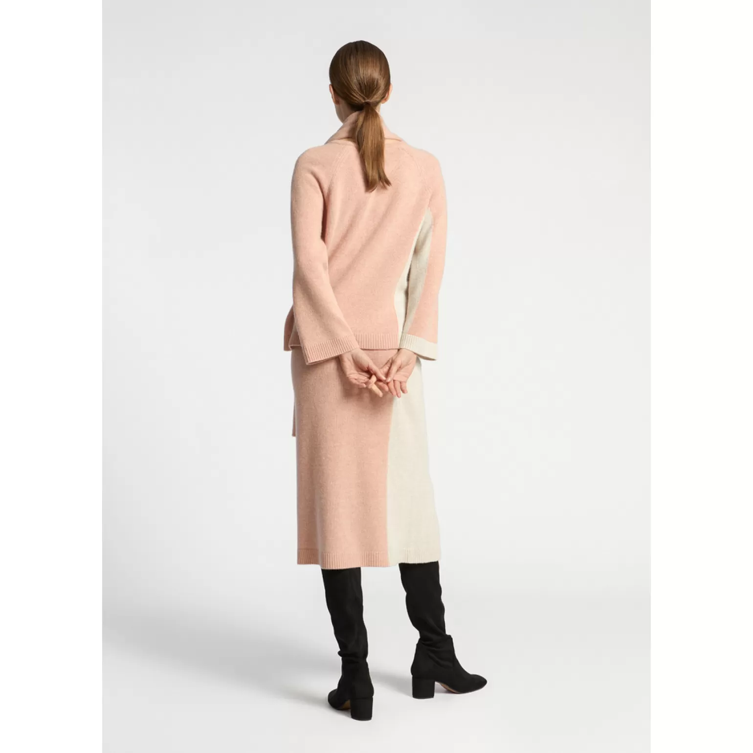 Robe ajustée en laine fine Xandres - Élégance intemporelle pour silhouette moderne 

Collection premium en maille douce - Coupe cintrée confortable pour femme 

Xandres : L'essentiel lainage d'hiver qui épouse vos courbes avec grâce 

Nouvelle arrivage robe taille-haute en fibre noble - Conception durable et chic 

Laine merinos façonnée en pièce unique - Silhouette fluide Xandres pour élégance quotidienne