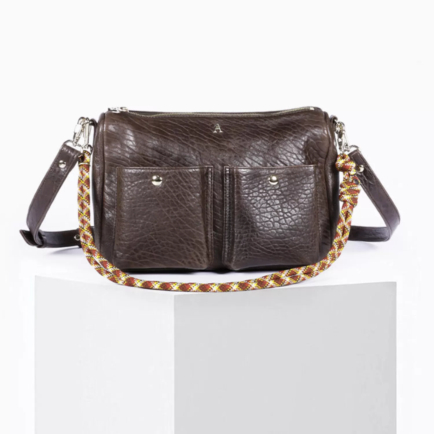 Sac à bandoulière carré en corde d'escalade - Brun terre cuite par Atelier Craie 

Collection urbaine printemps 2024 - Accessoire pratique au design montagnard raffiné