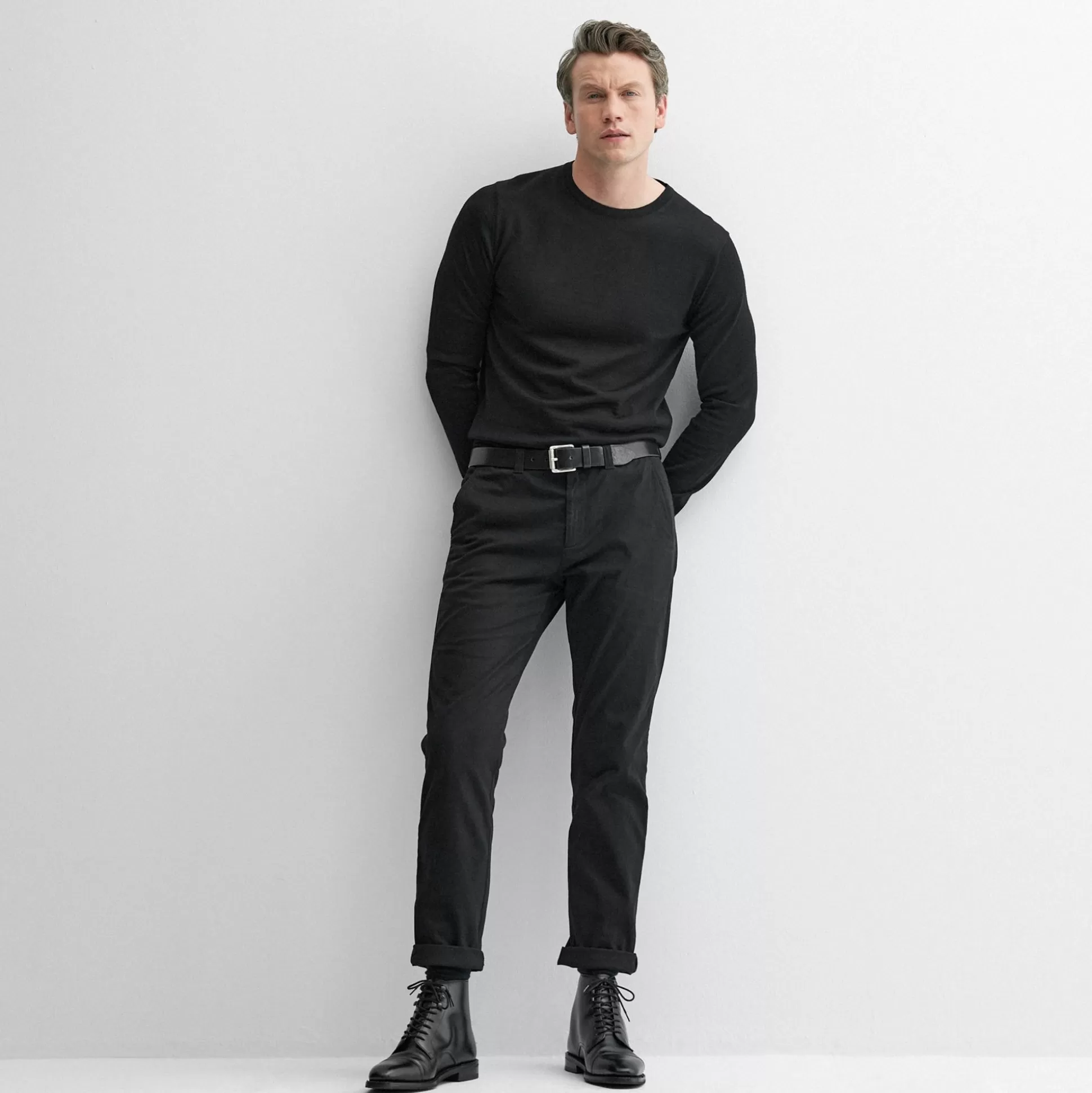 Pantalon Oliver Sweeney Besterios - Noir Ébène Édition Exclusive 

(Note: The structure subtly rearranges elements while adding descriptive terms like 