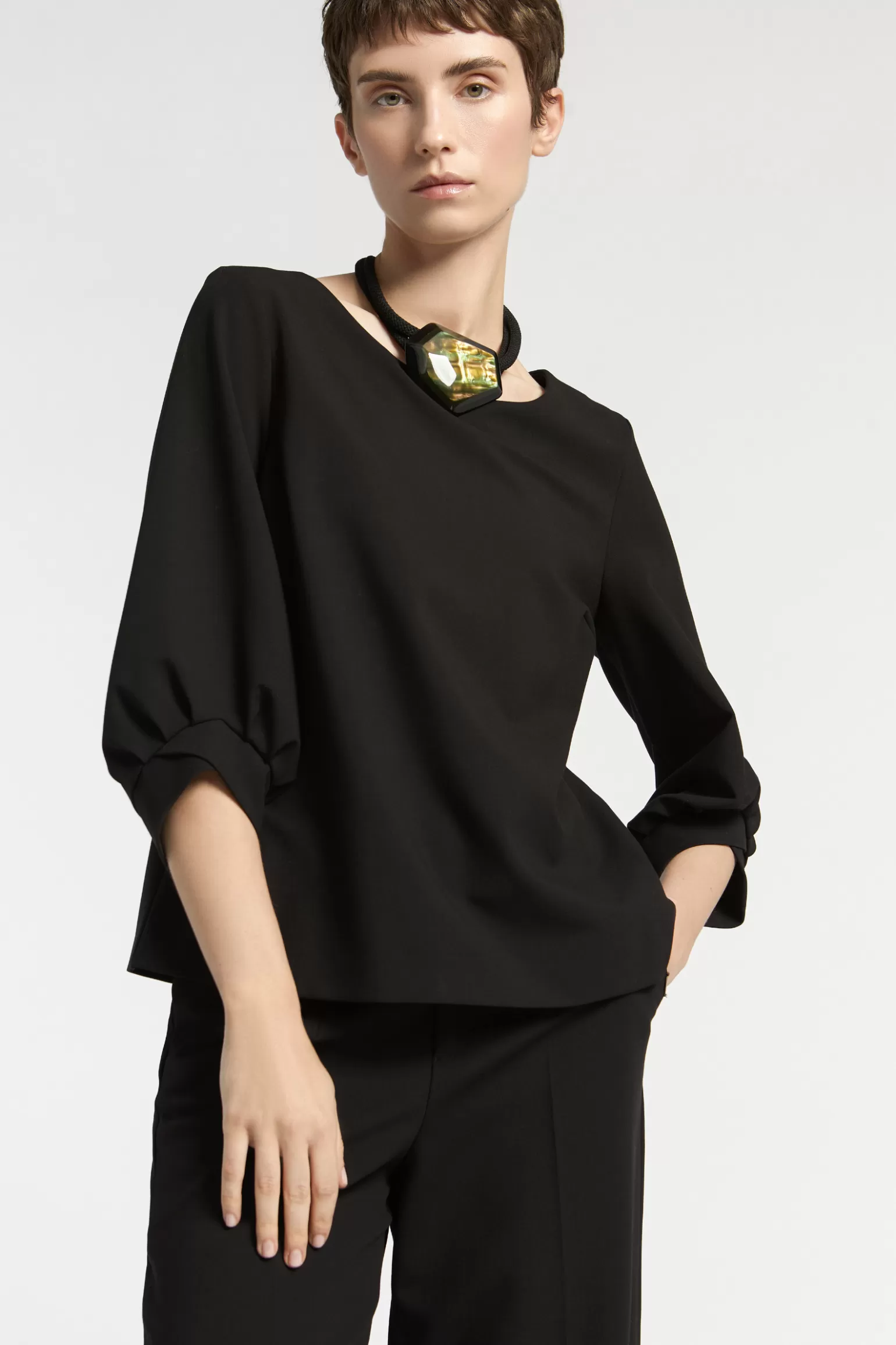 Chemisier Femme - Détails de Manches Raffinés | Collection Printemps-Été Xandres 

Soigné Blouse en Soie avec Embroderies Artistiques aux Poignets | Nouvelle Saison Xandres 

Top Élégant à Manches Sculpturales | Pièce Unique Xandres 2024