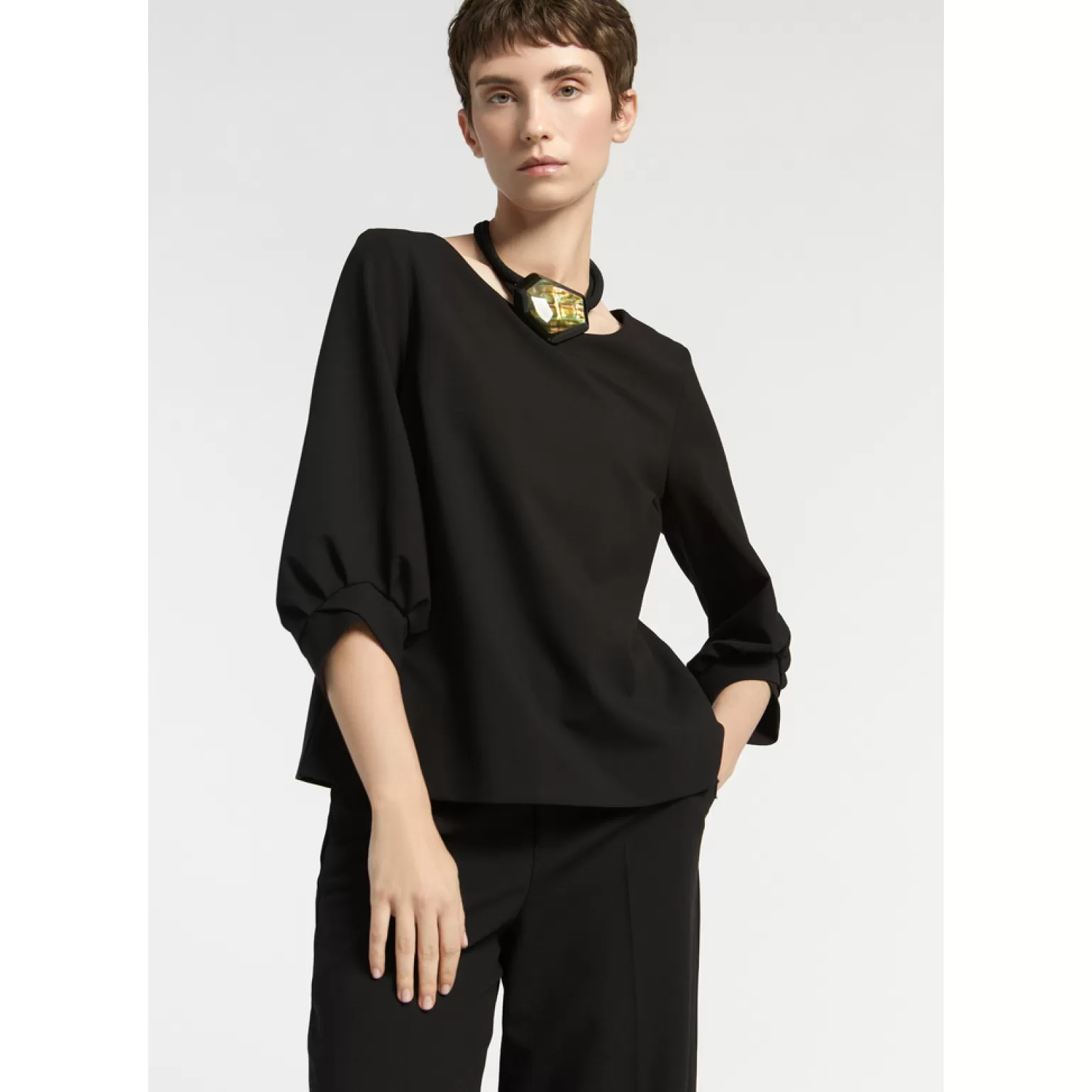Chemisier Femme - Détails de Manches Raffinés | Collection Printemps-Été Xandres 

Soigné Blouse en Soie avec Embroderies Artistiques aux Poignets | Nouvelle Saison Xandres 

Top Élégant à Manches Sculpturales | Pièce Unique Xandres 2024