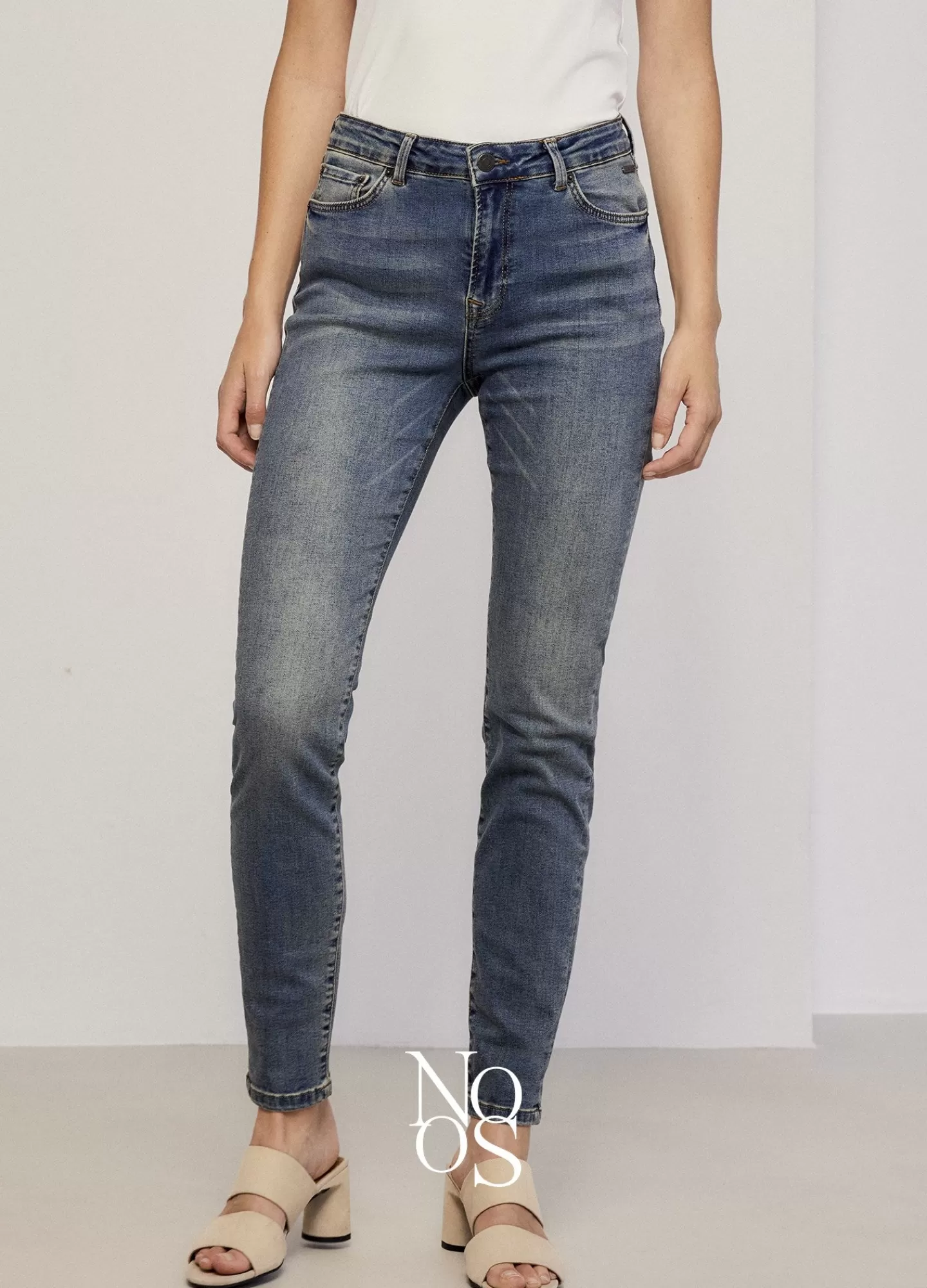 Summum Bleu Décontracté – Jean Taperé en Denim avec Détails Usés – Look Intemporel