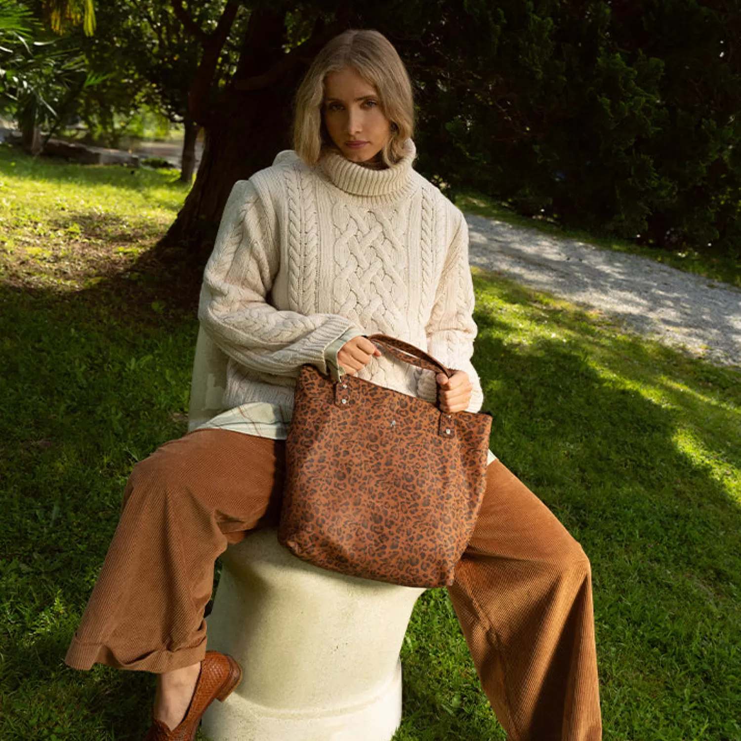 Sac cabas vert olive à sangle cuir texturé - Modèle bulle en promotion chez Craie Studio