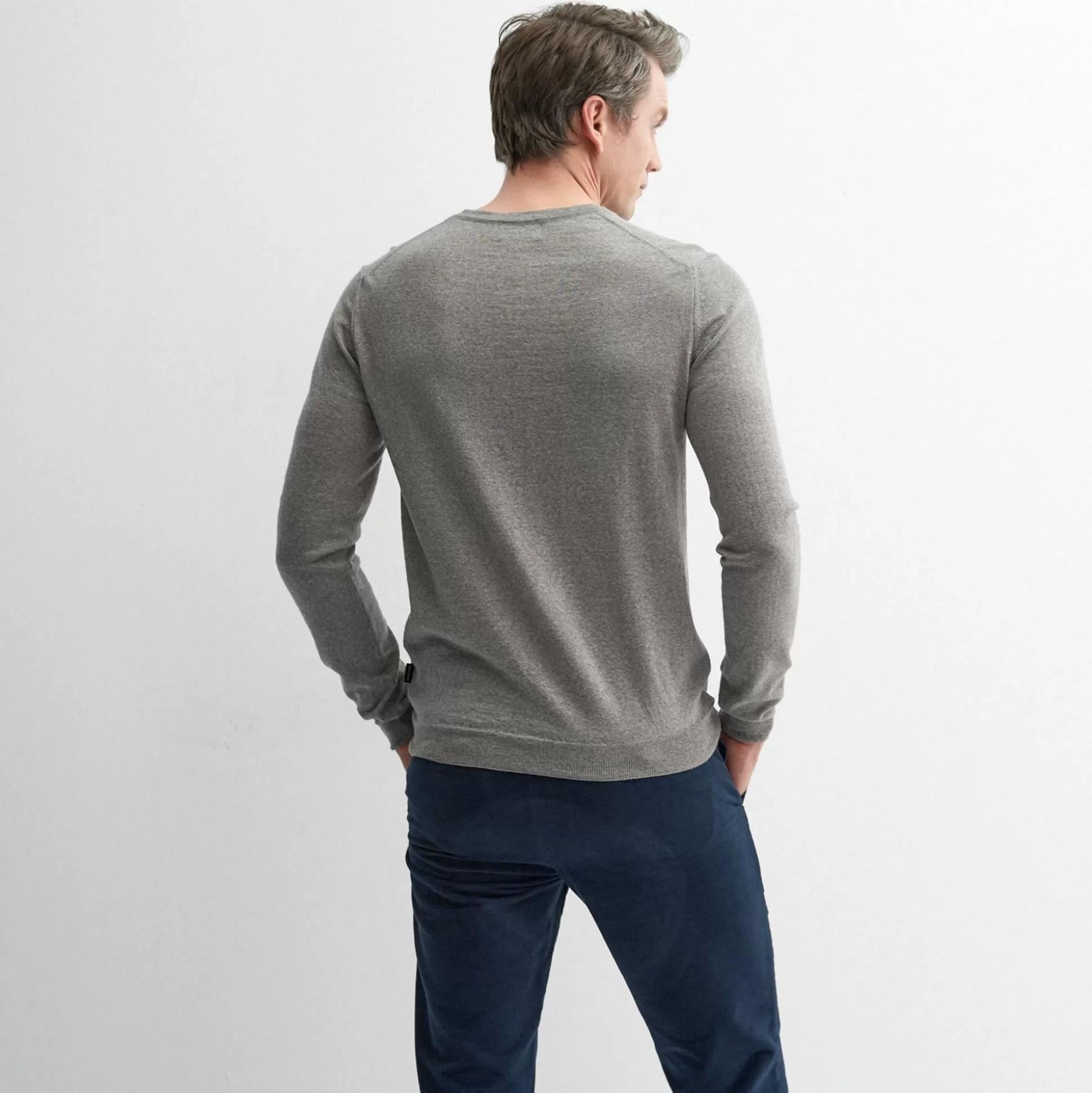 Pull Homme Oliver Sweeney - Camber Taupe, Laine Douceur Élégante  
Élégance Urbaine en Tricot Souple - Coupe Camber  
Collection Automne 2024 : Maille Confection Main Nuancée  
Sweater Premium Marque Anglaise - Teinte Mole Naturelle  
Détails Chic pour Tenue Décontractée Raffinée