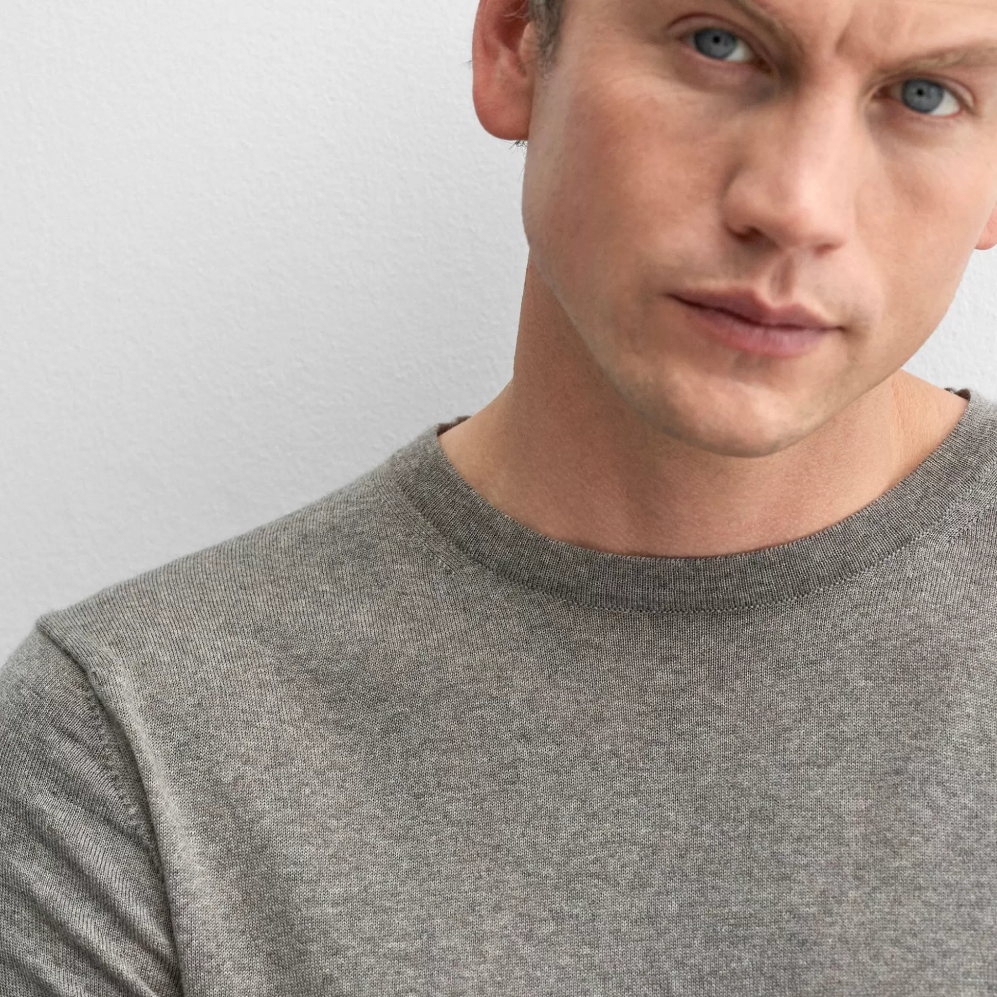 Pull Homme Oliver Sweeney - Camber Taupe, Laine Douceur Élégante  
Élégance Urbaine en Tricot Souple - Coupe Camber  
Collection Automne 2024 : Maille Confection Main Nuancée  
Sweater Premium Marque Anglaise - Teinte Mole Naturelle  
Détails Chic pour Tenue Décontractée Raffinée