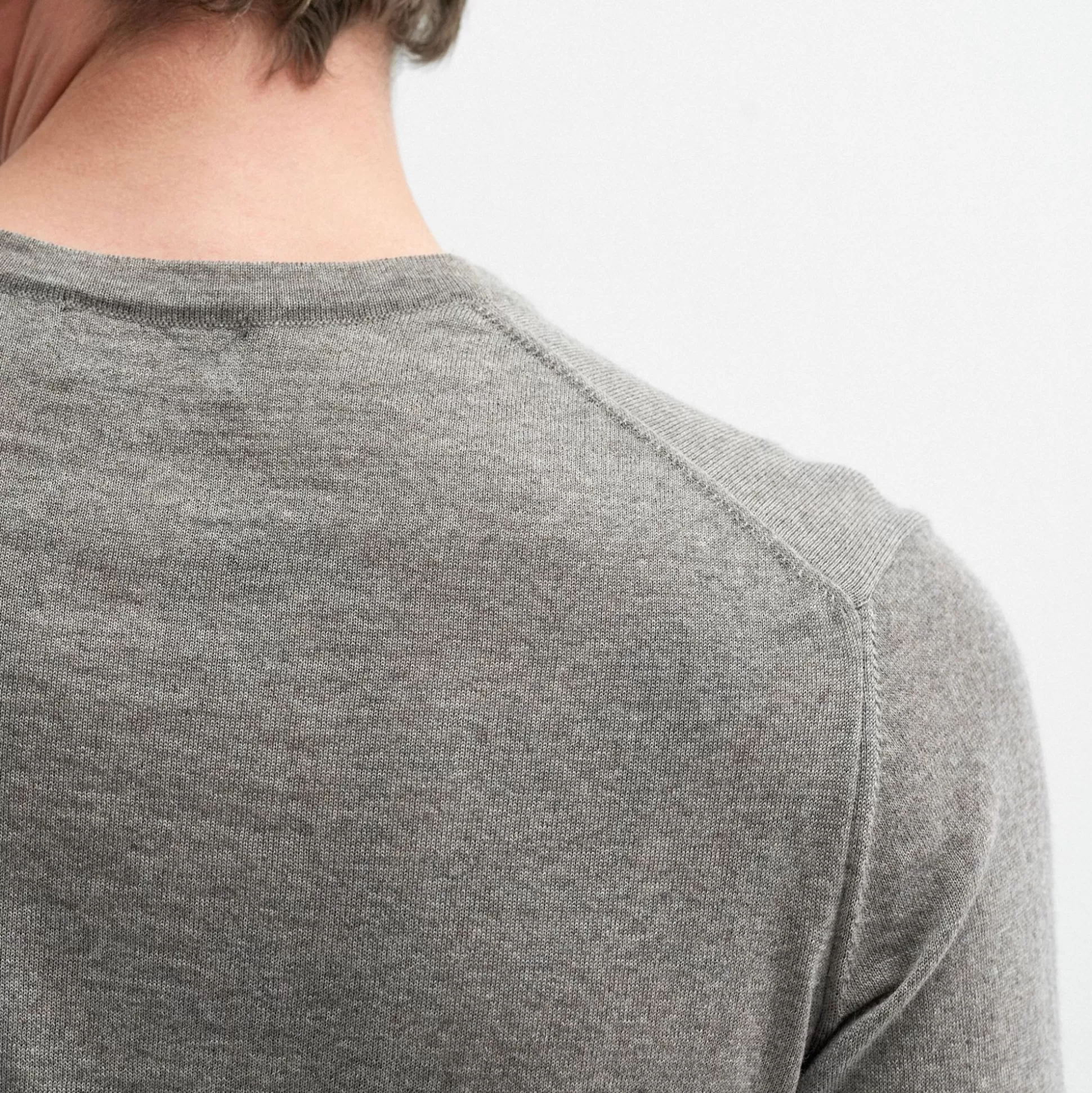 Pull Homme Oliver Sweeney - Camber Taupe, Laine Douceur Élégante  
Élégance Urbaine en Tricot Souple - Coupe Camber  
Collection Automne 2024 : Maille Confection Main Nuancée  
Sweater Premium Marque Anglaise - Teinte Mole Naturelle  
Détails Chic pour Tenue Décontractée Raffinée