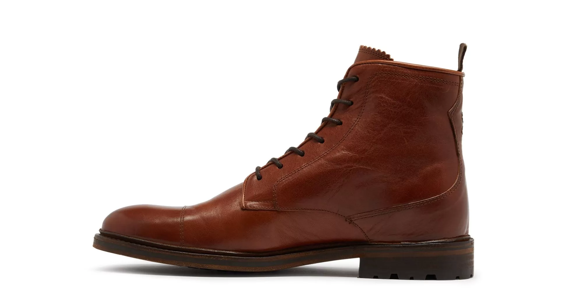 Oliver Sweeney - Bottes Chaves Brun Foncé - Cuir Verni Élégant pour Automne  
Style sobre avec semelle cousue main  
Idéales pour une démarche raffinée en ville