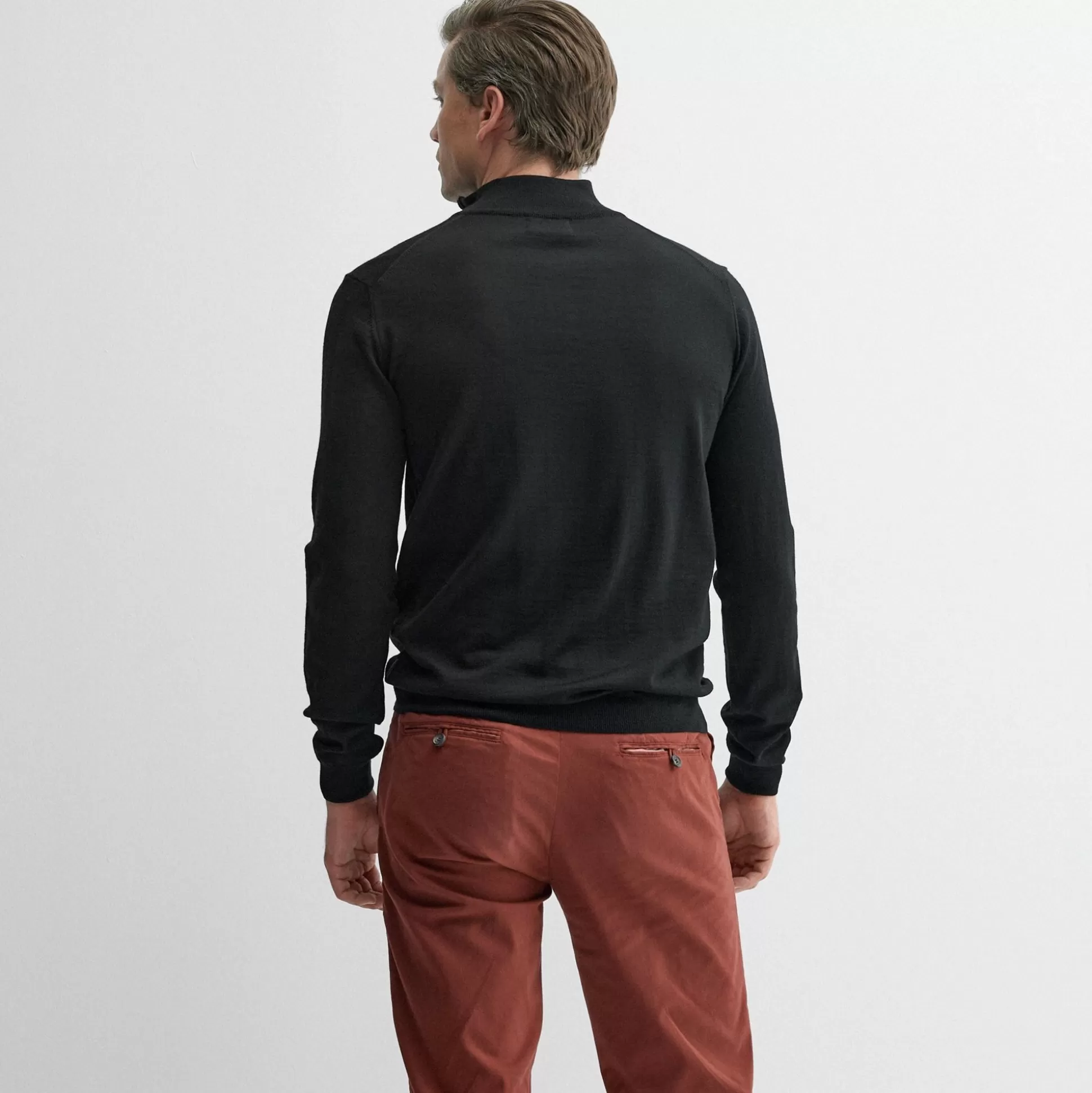 Pull Oliver Sweeney en Maille Élégant - Noir Profond Curragh  
Collection Exclusive Tricotage Haut de Gamme