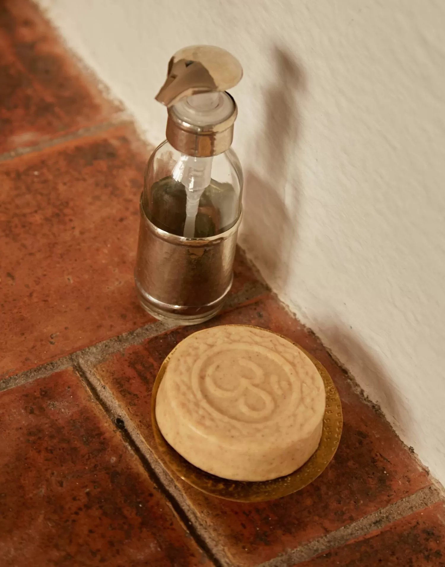 Distributeur de Savon Vintage en Laiton - Sélection Artisanale Écologique