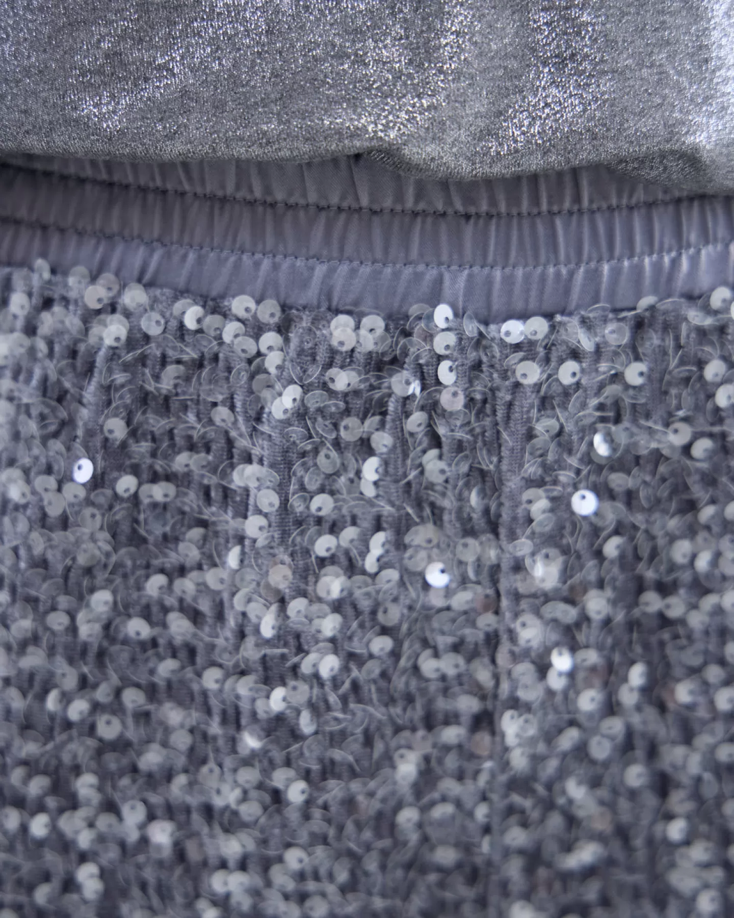 Pantalon Long Élégant en Tissu à Paillettes Gris - Style Luxe pour Tenue Estivale