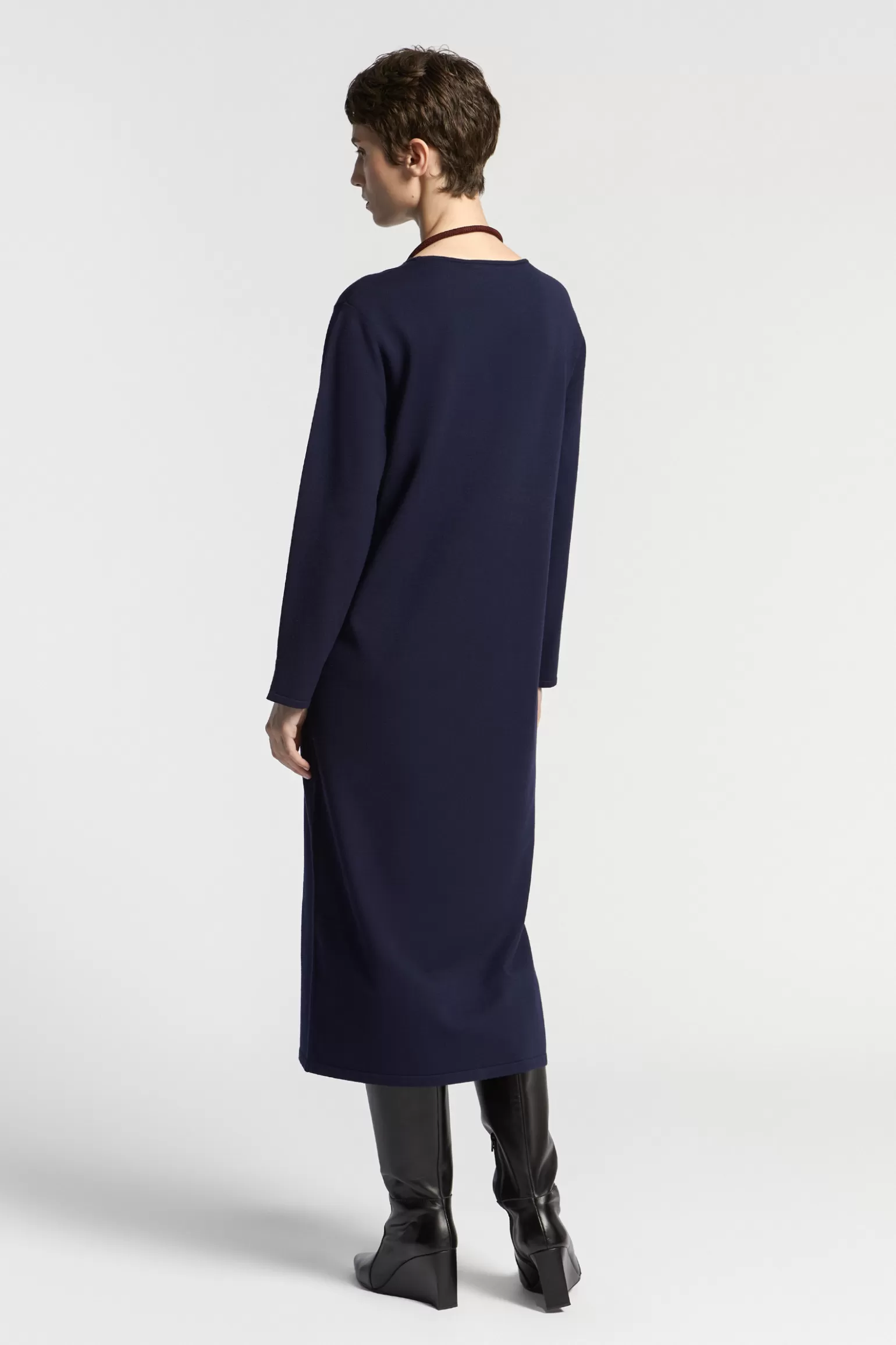 Robe longue en maille fluide avec découpe latérale raffinée - Style moderne Xandres