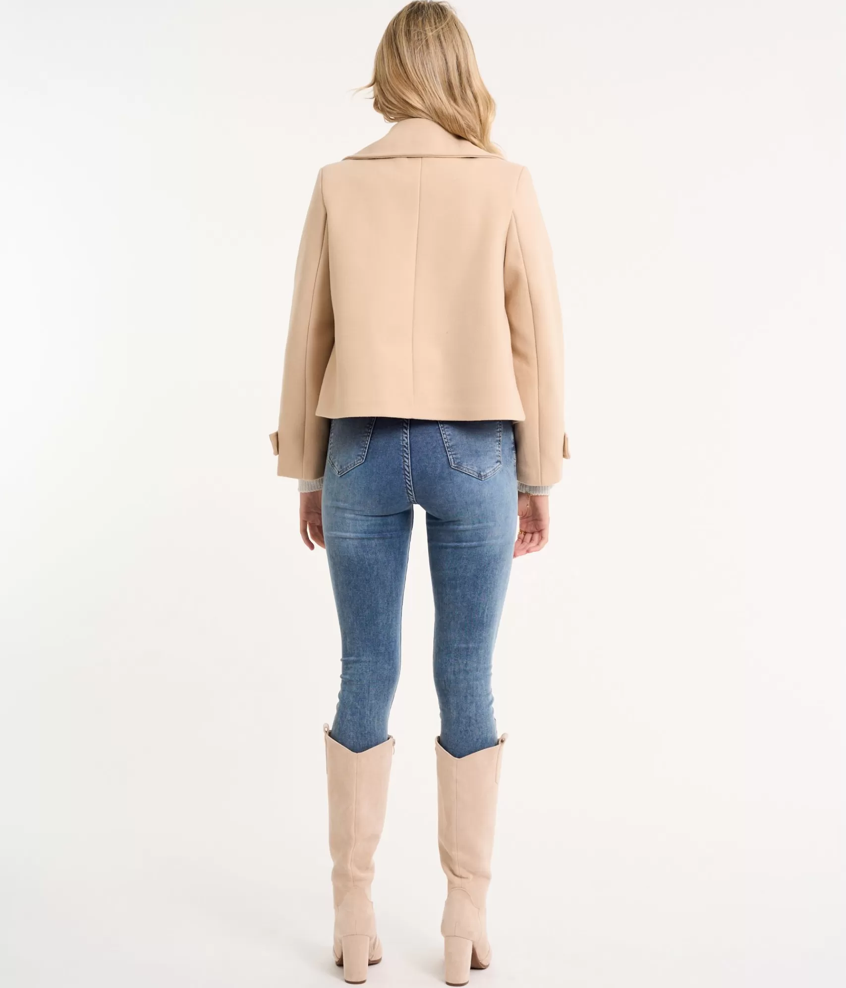 Vestes EDJI & Blousons Tendances | Manteau Émilie - Élégance Urbaine & Confort Optimal 

Collection Exclusive : Blousons légers & Vestes polyvalentes pour Femme 
Manteau d'Hiver Émilie - Coupe Cintrée & Matières Premium
