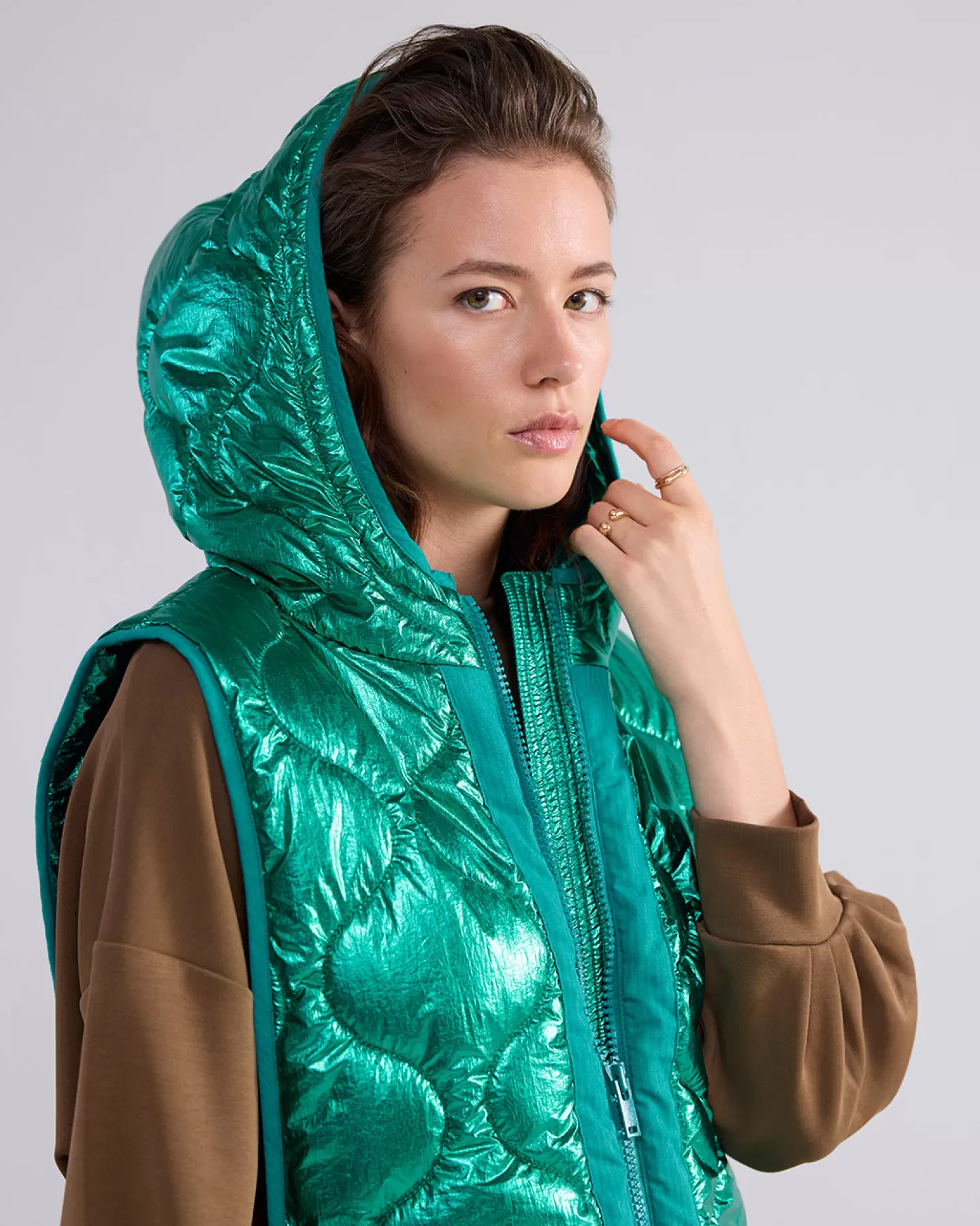 Veste élégante col fantaisie métallisé vert émeraude · Veston cintré tendance printemps-été · Style haut de gamme pour femme moderne