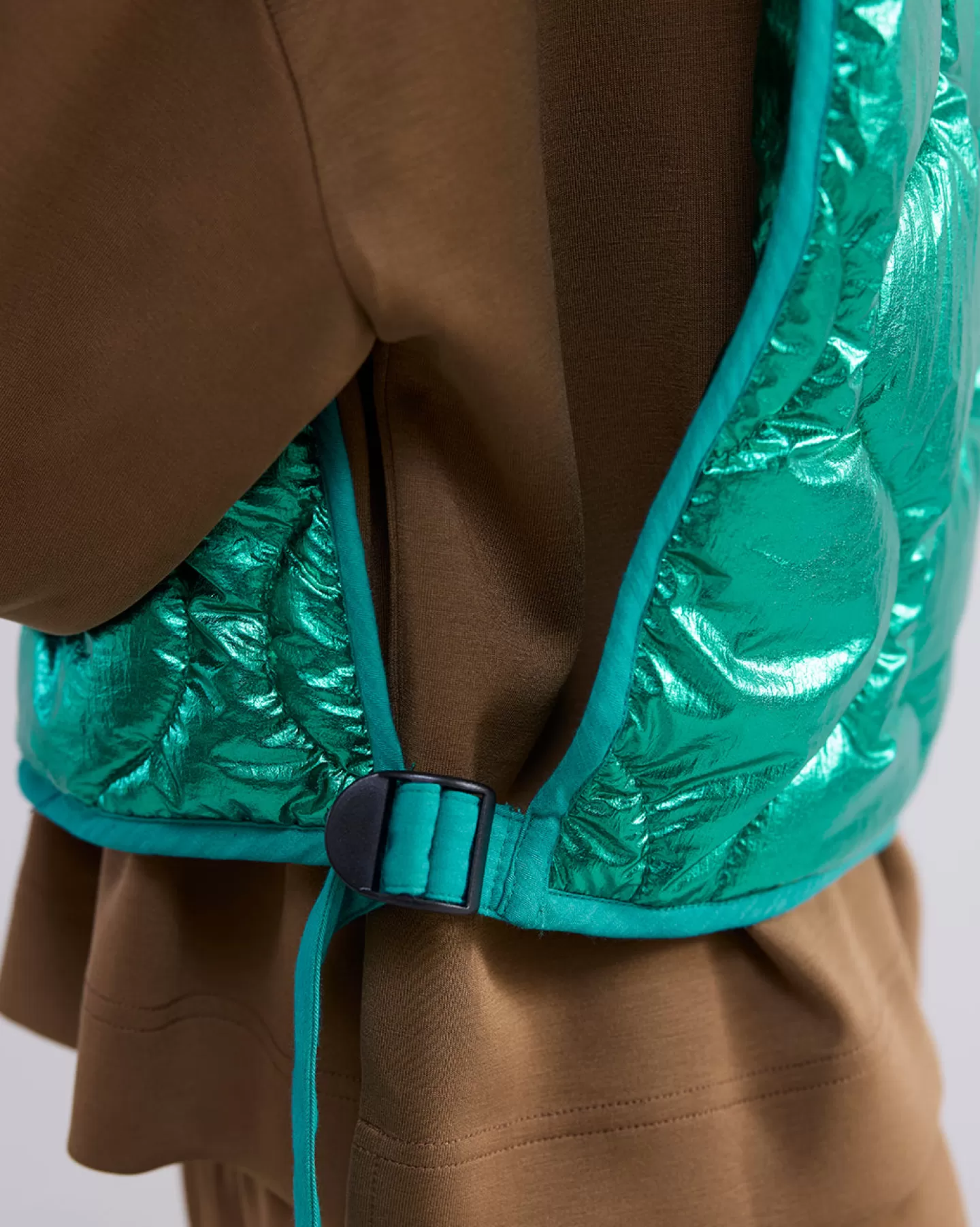 Veste élégante col fantaisie métallisé vert émeraude · Veston cintré tendance printemps-été · Style haut de gamme pour femme moderne