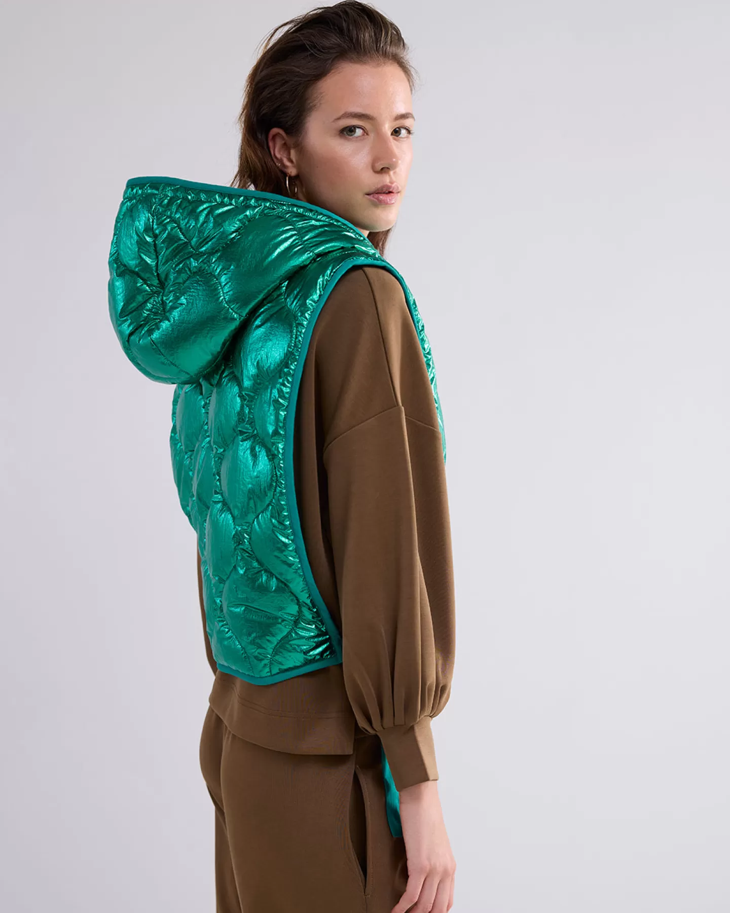 Veste élégante col fantaisie métallisé vert émeraude · Veston cintré tendance printemps-été · Style haut de gamme pour femme moderne