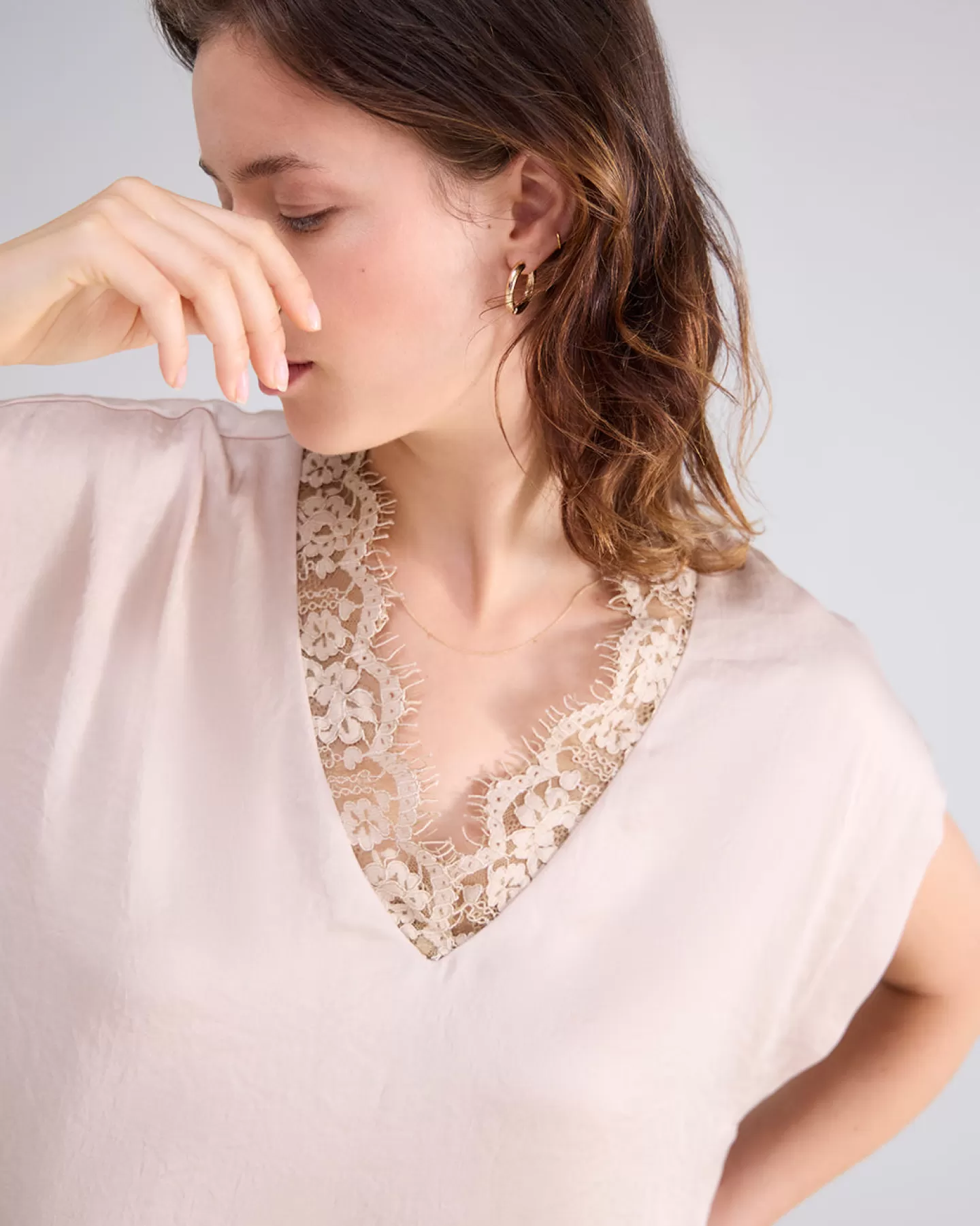 Débardeur féminin sans manches en dentelle crème - Top d'été élégant Summum