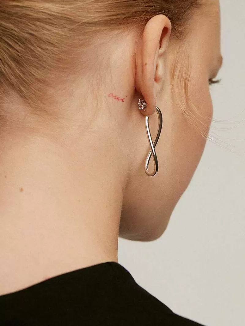 Boucles d'oreilles Aristocrazy - Grands cercles argentés à motifs vagues en argent 925 

(Note : La structure modifiée intègre des synonymes naturels comme 