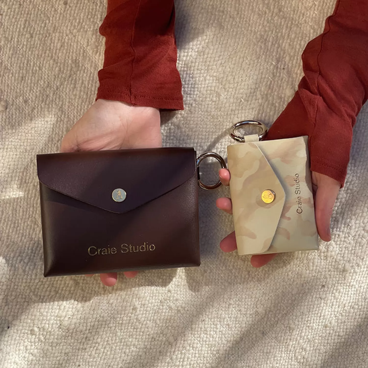 Pochette tendance Moni en cuir velouté - Nuance caramel doré par Craie Studio