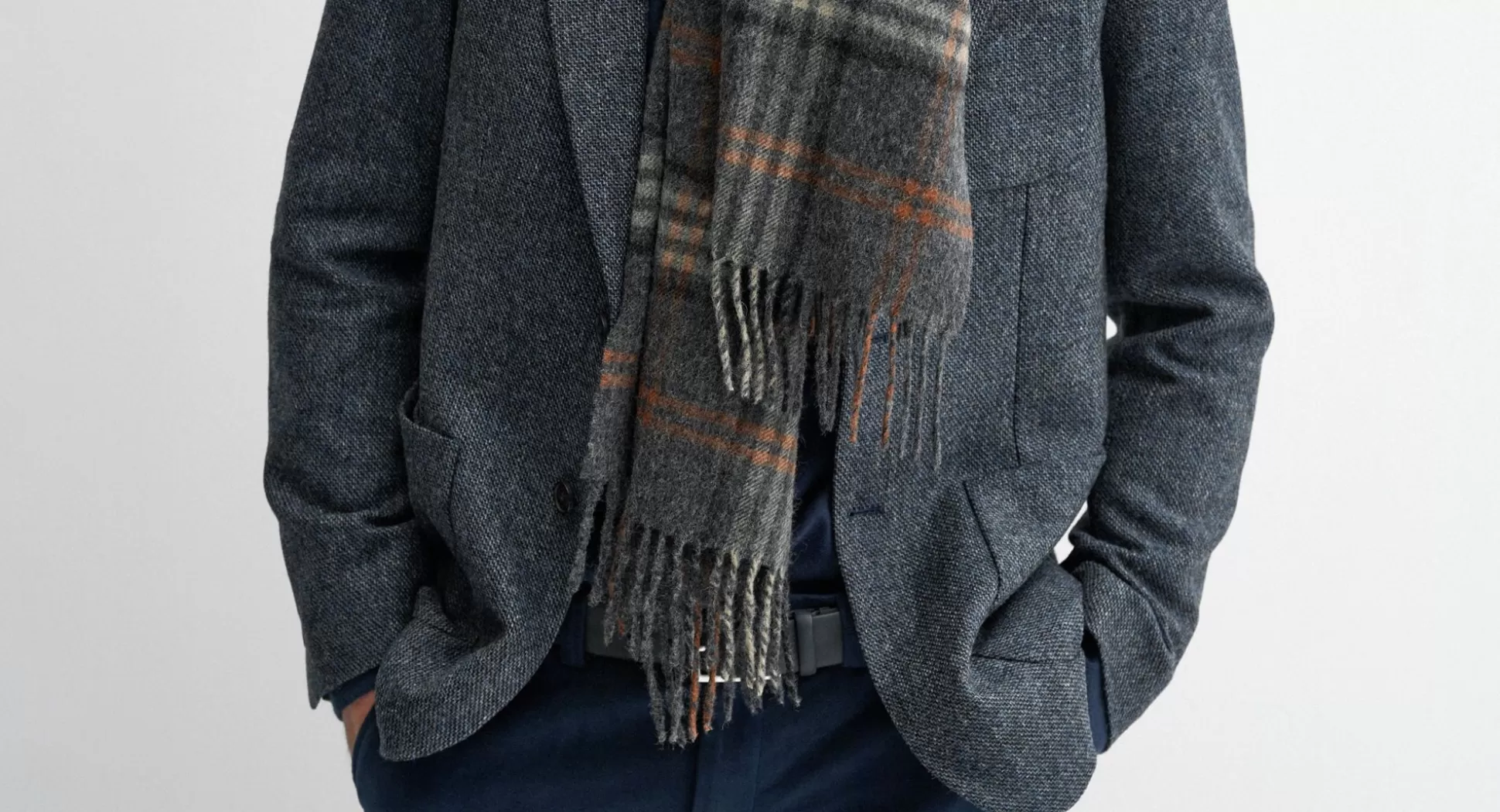 Élégants Accessoires Hiver Radnor Charbon - Écharpes Douillettes, Gants Raffinés & Bonnets Haut-de-Gamme par Oliver Sweeney