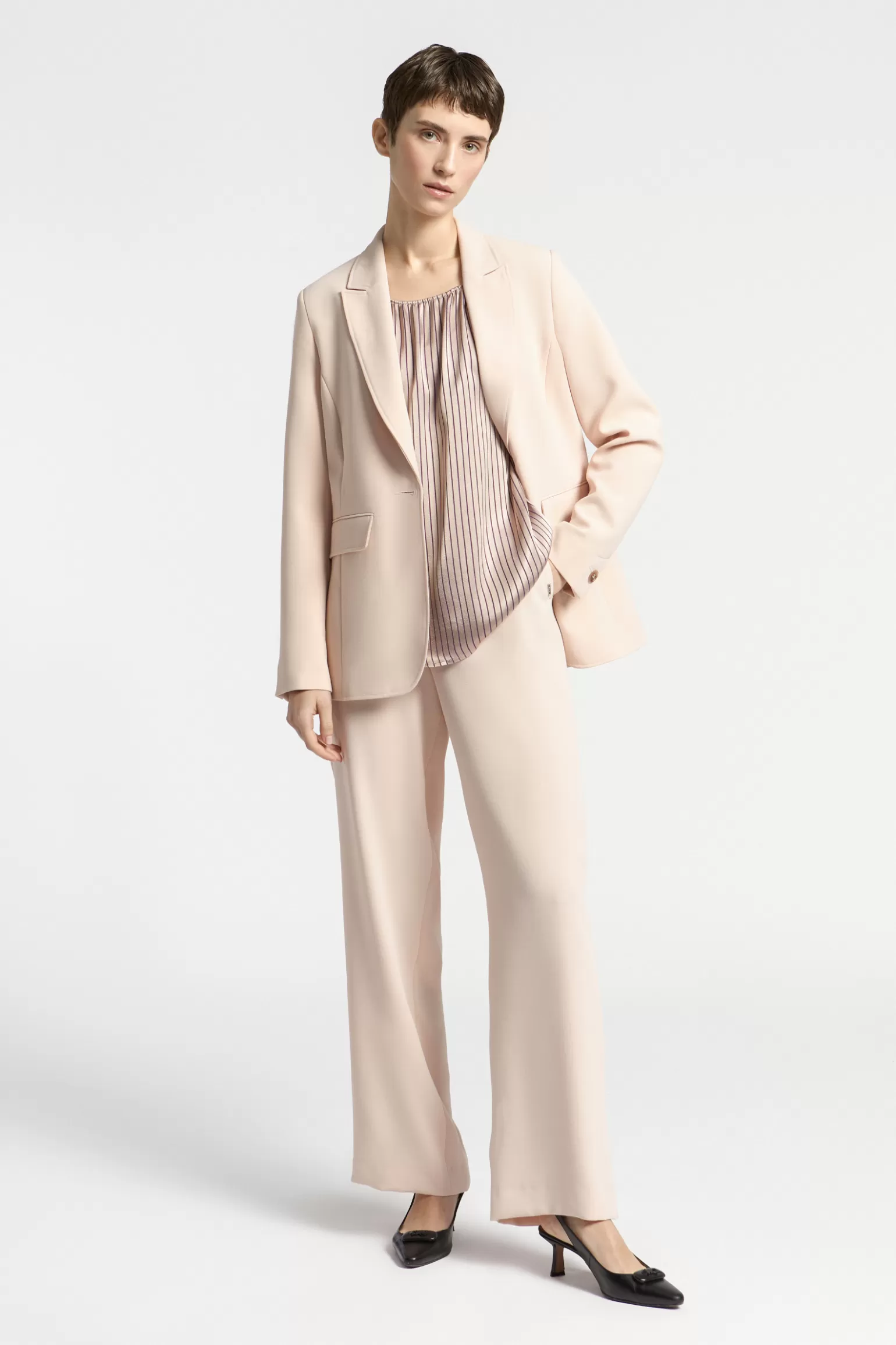 Blazer droit élégant à col revers par Xandres - Coupe structurée et prix attractif