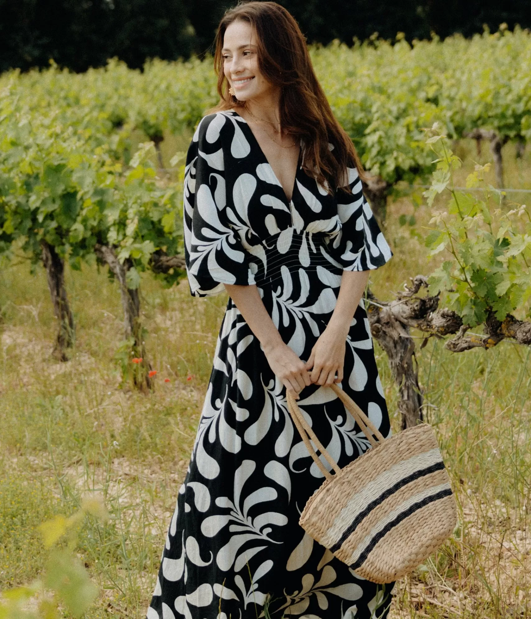 Robe Longue Élégance Nacrée EDJI - Silhouette Fluide pour Soirée Raffinée 

(Version alternative avec variante de vocabulaire : 
Robe de Soirée Perles Éditions EDJI - Coupe Longueur Majestueuse pour Événements Chic)