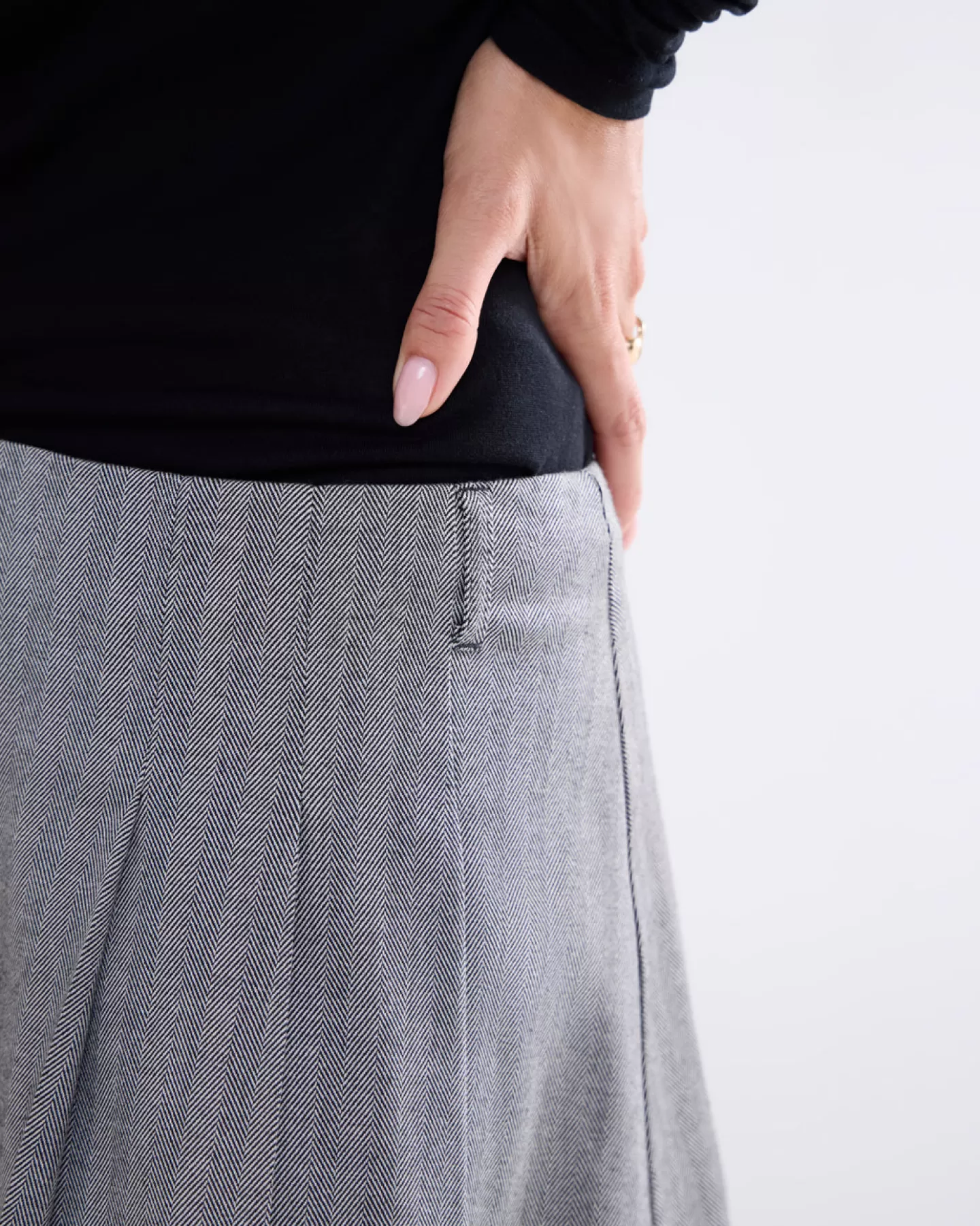Jupes Summum - Modèle Noir Intemporel à Plis Élégants