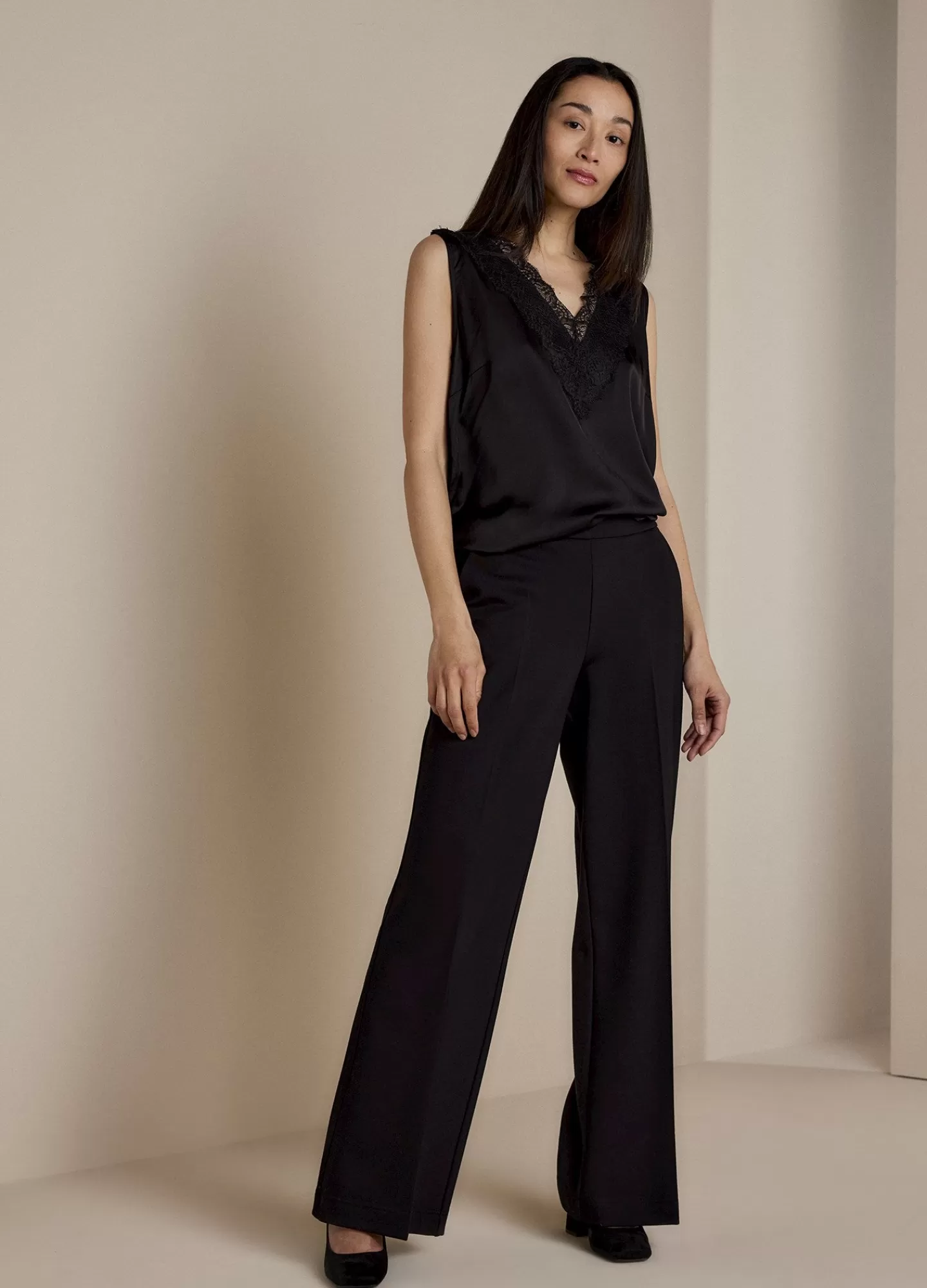 Découvrez le Top Élégant en Satin Noir avec Dentelle raffinée | Hauts Basiques & T-Shirts Femme ➜ Pièce Indispensable pour Tenue Chic