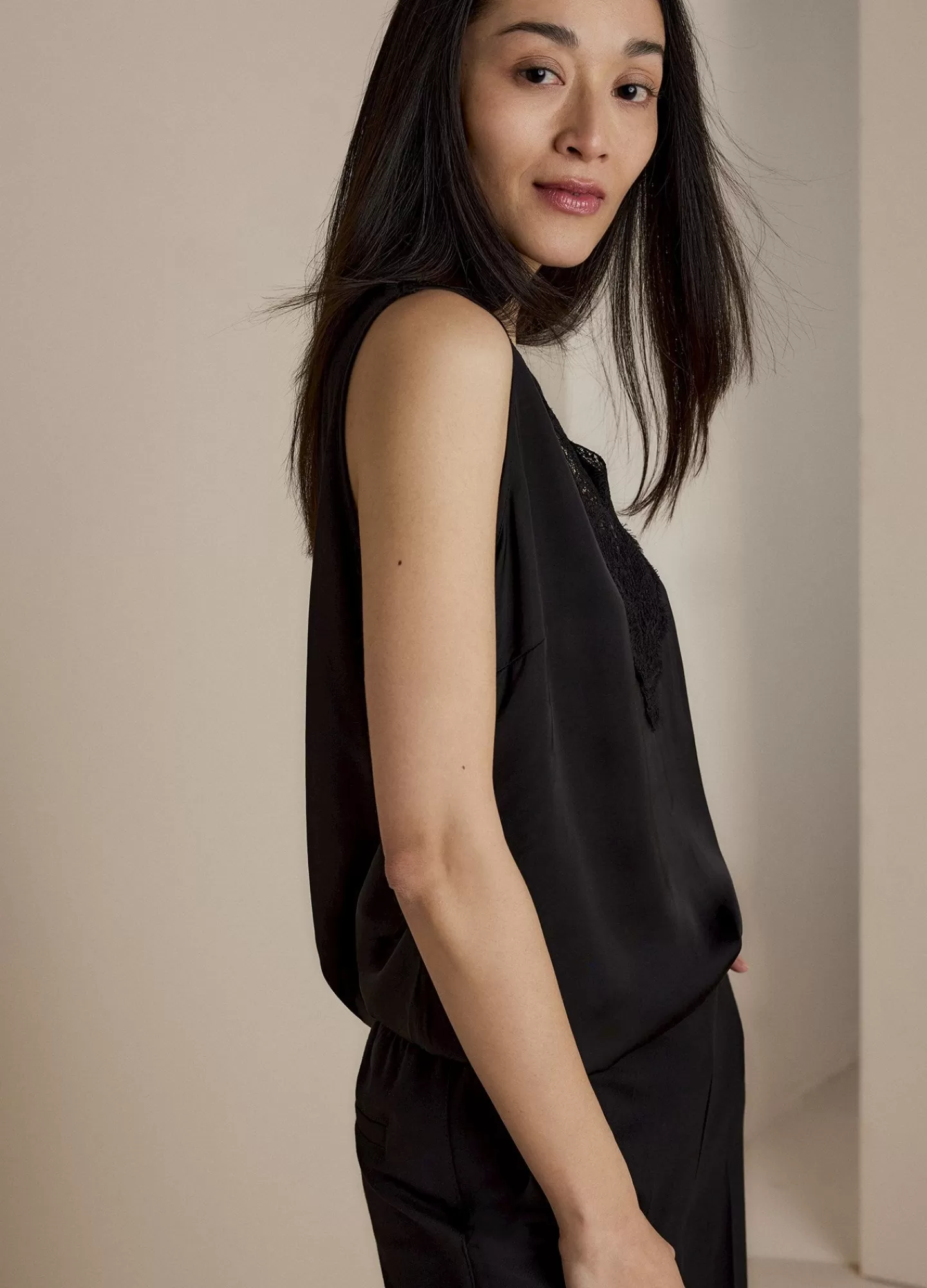 Découvrez le Top Élégant en Satin Noir avec Dentelle raffinée | Hauts Basiques & T-Shirts Femme ➜ Pièce Indispensable pour Tenue Chic