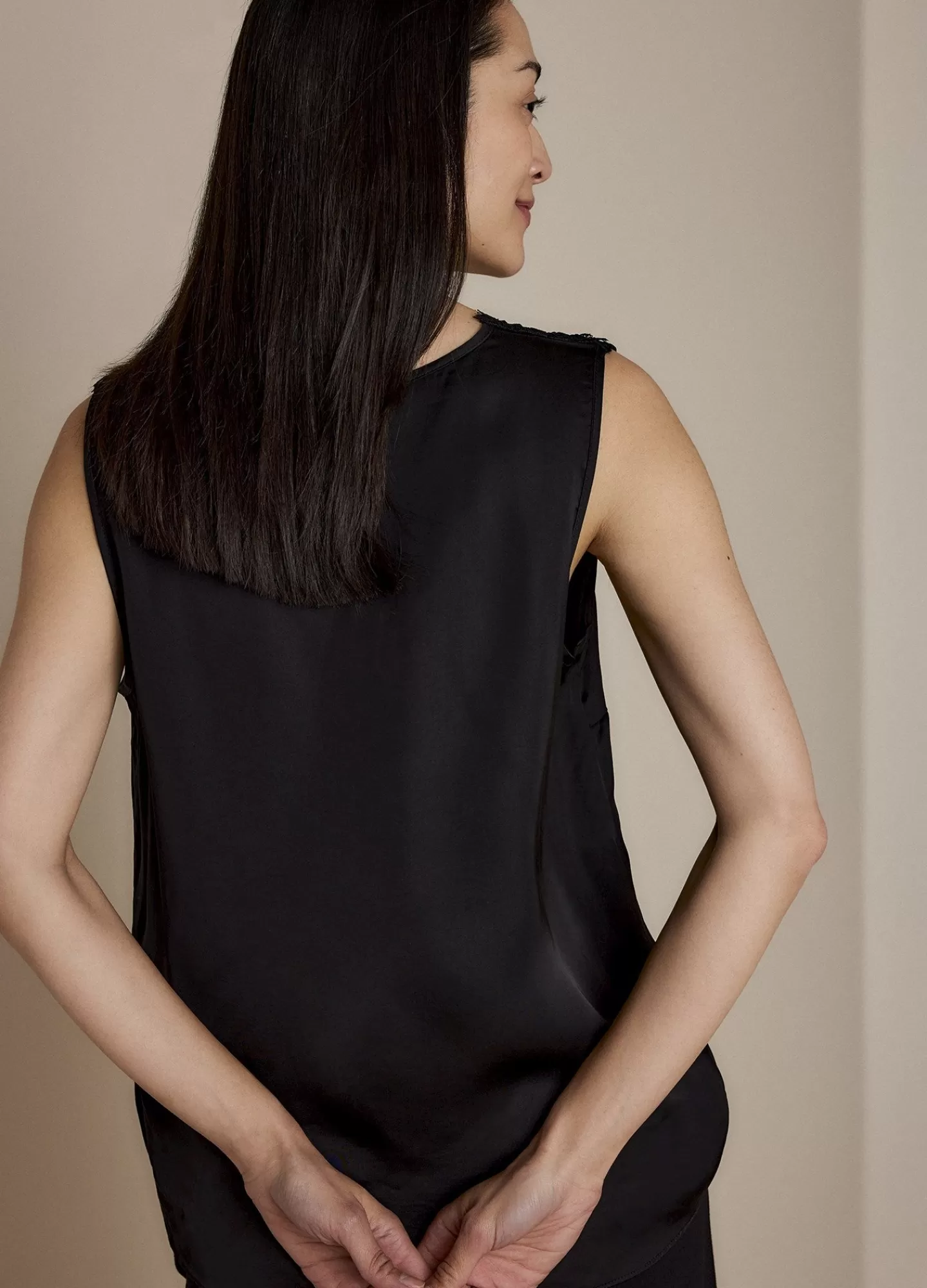 Découvrez le Top Élégant en Satin Noir avec Dentelle raffinée | Hauts Basiques & T-Shirts Femme ➜ Pièce Indispensable pour Tenue Chic