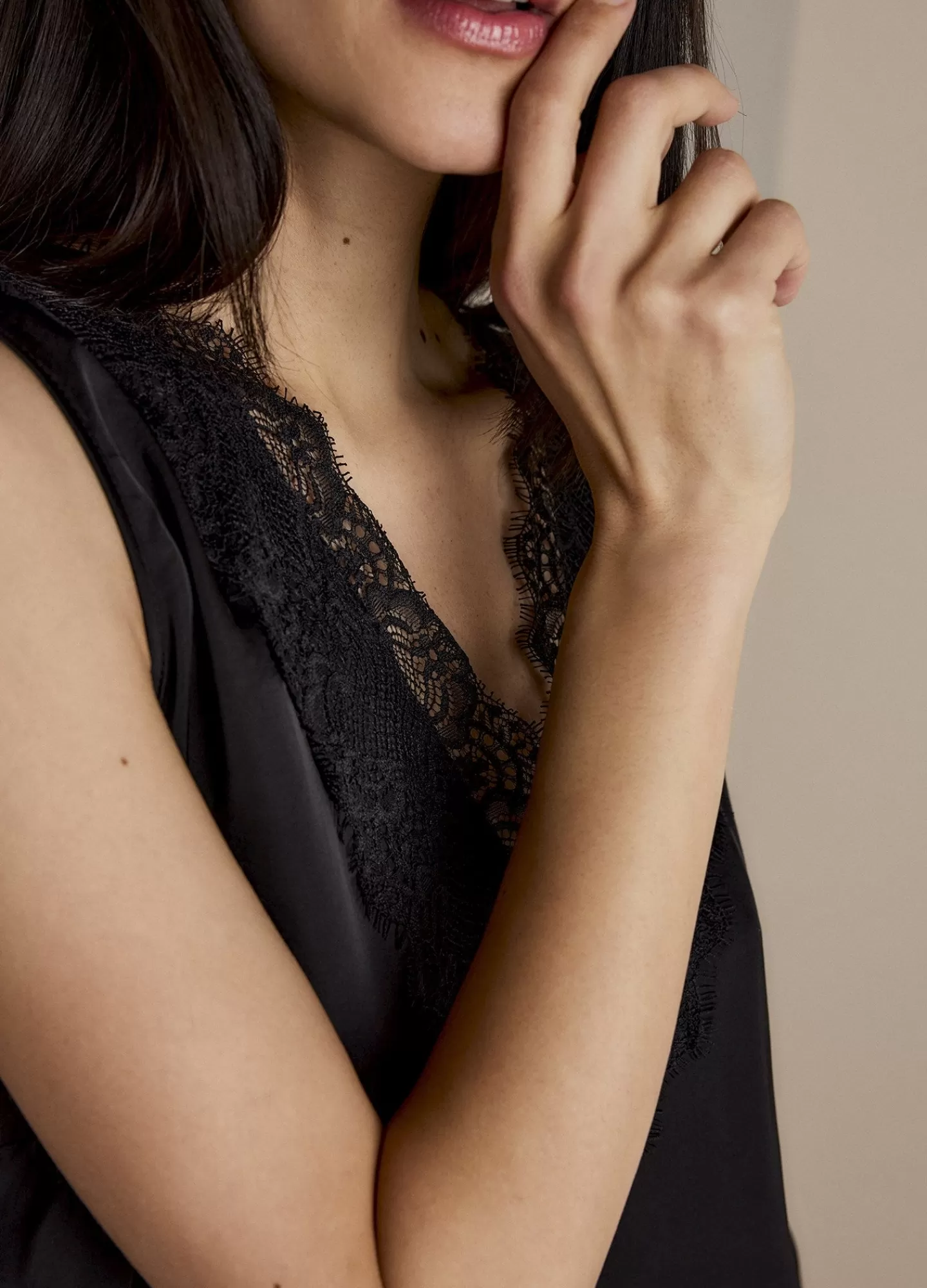 Découvrez le Top Élégant en Satin Noir avec Dentelle raffinée | Hauts Basiques & T-Shirts Femme ➜ Pièce Indispensable pour Tenue Chic