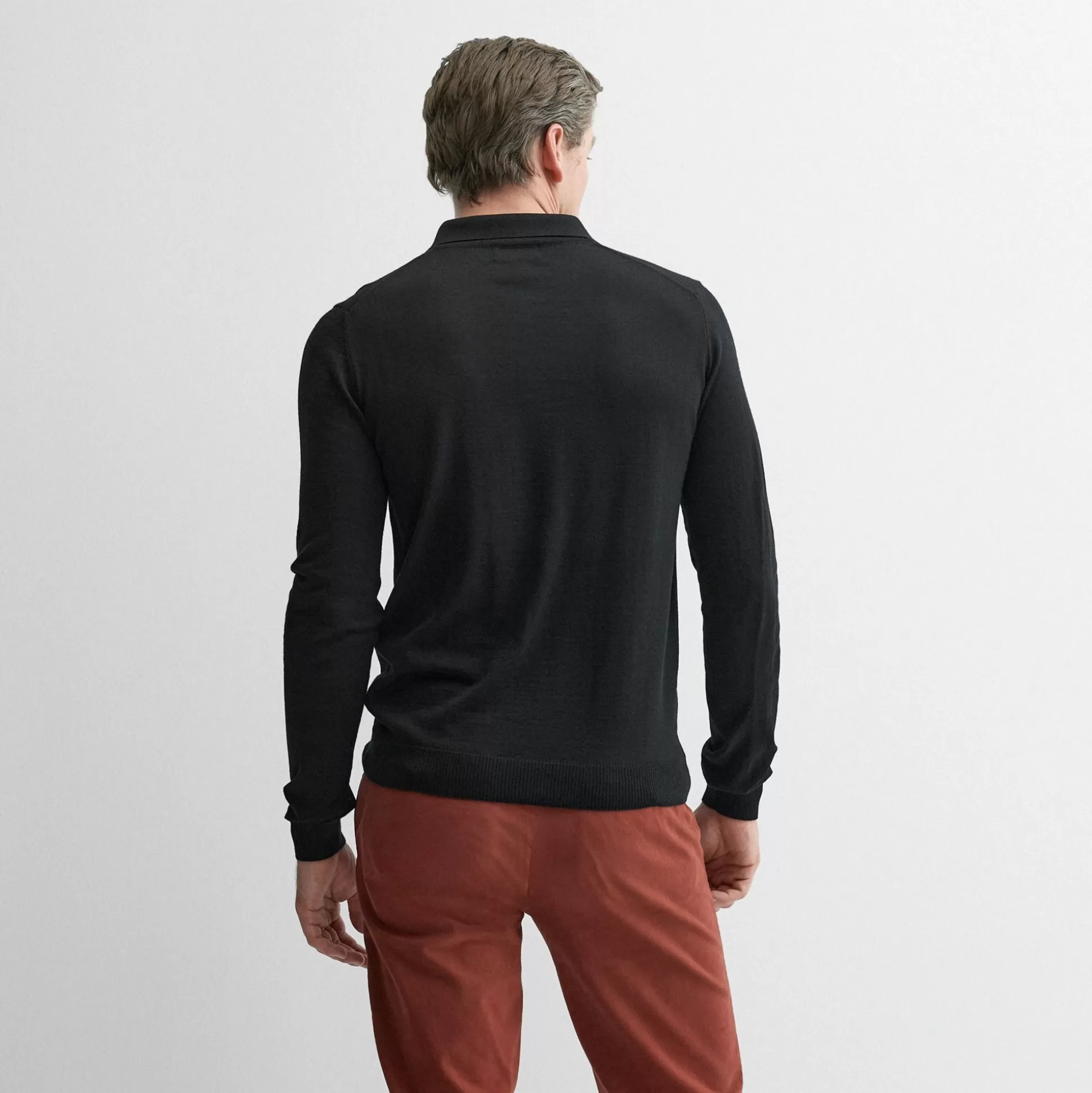 Pull en Laine Élégant Oliver Sweeney - Noir Profond Sulby  
Collection Automne-Hiver - Tricot Doux & Respirant  
Modèle Intemporel pour Tenue Décontractée Chic