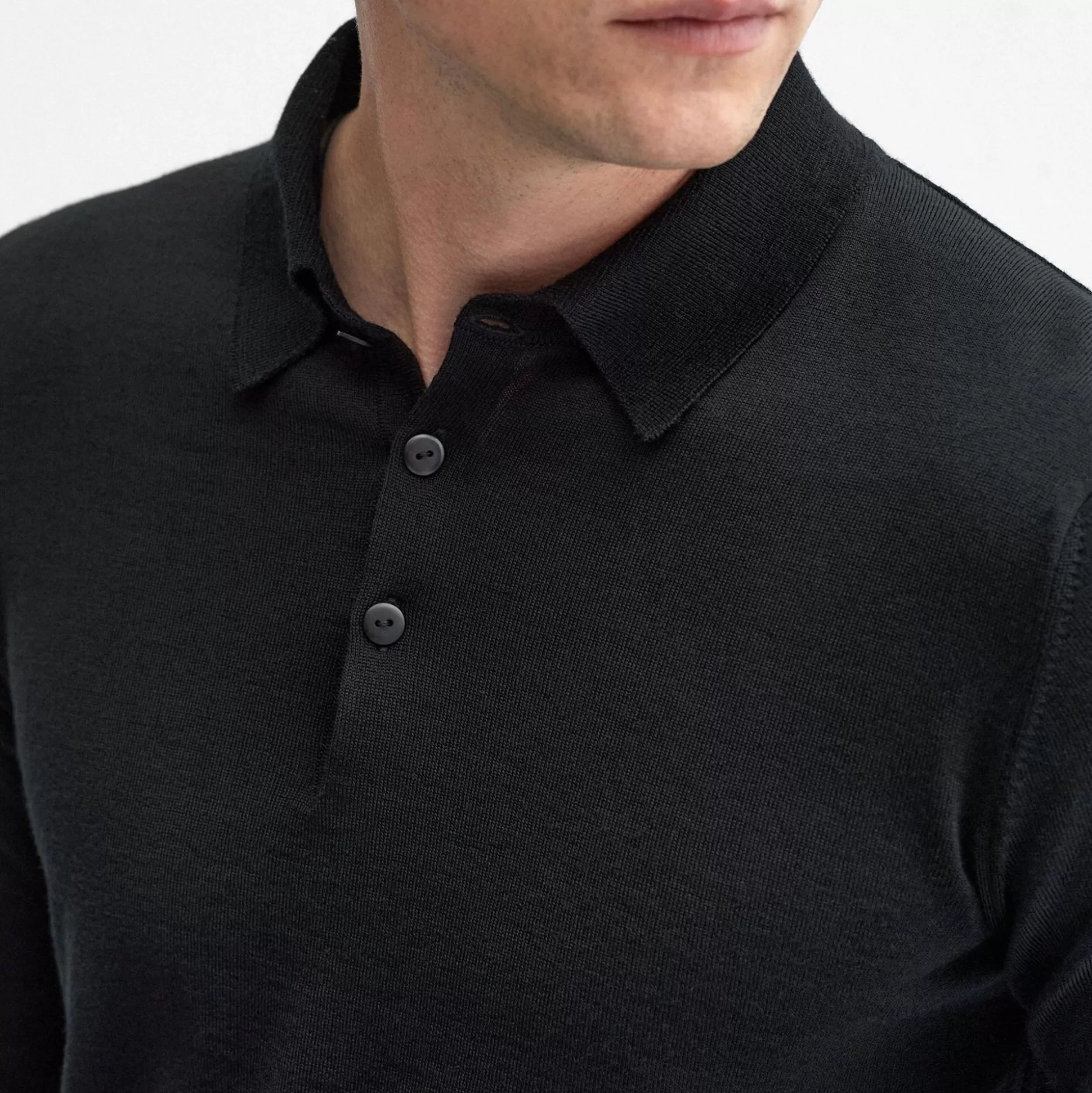 Pull en Laine Élégant Oliver Sweeney - Noir Profond Sulby  
Collection Automne-Hiver - Tricot Doux & Respirant  
Modèle Intemporel pour Tenue Décontractée Chic