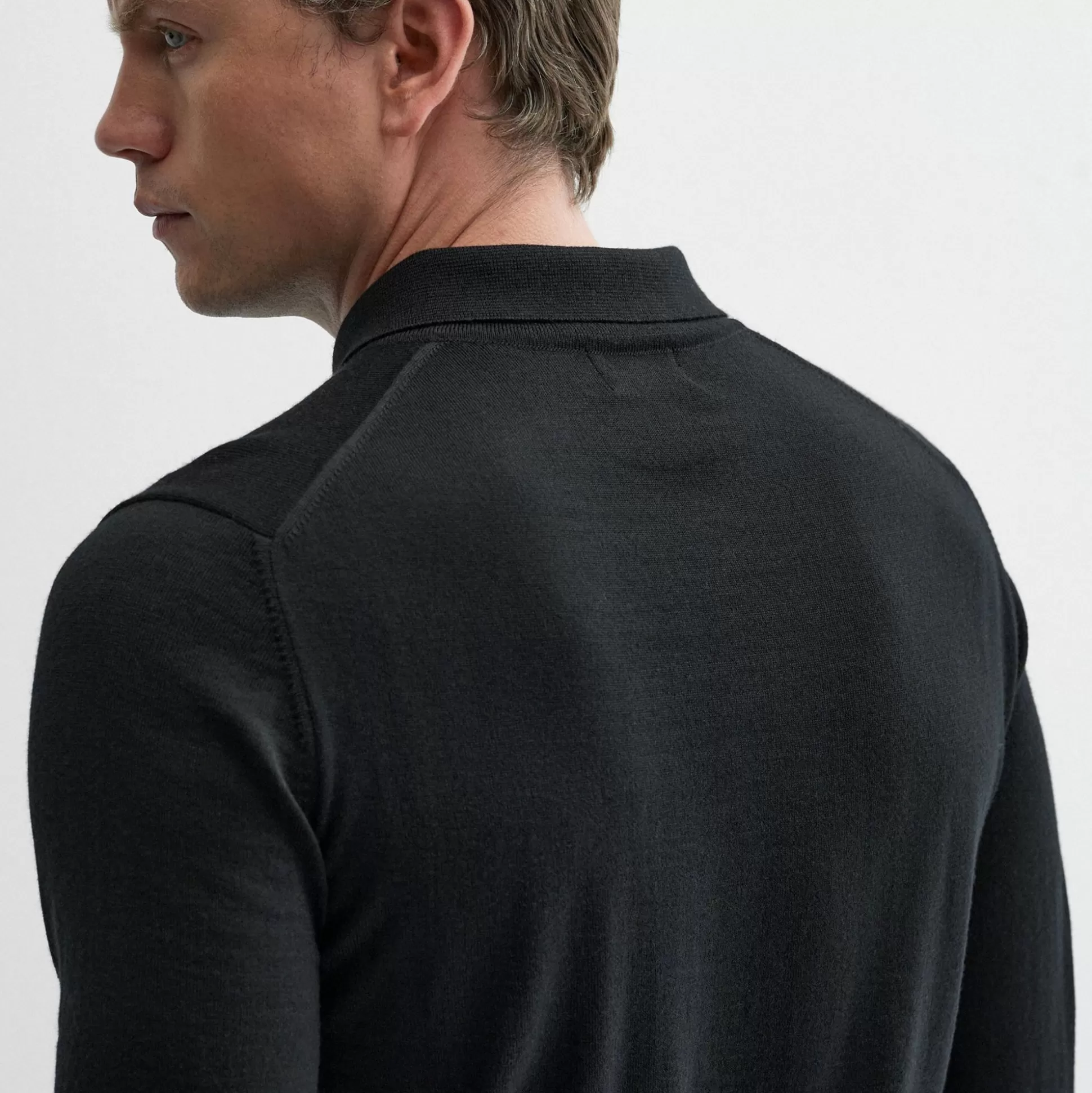 Pull en Laine Élégant Oliver Sweeney - Noir Profond Sulby  
Collection Automne-Hiver - Tricot Doux & Respirant  
Modèle Intemporel pour Tenue Décontractée Chic
