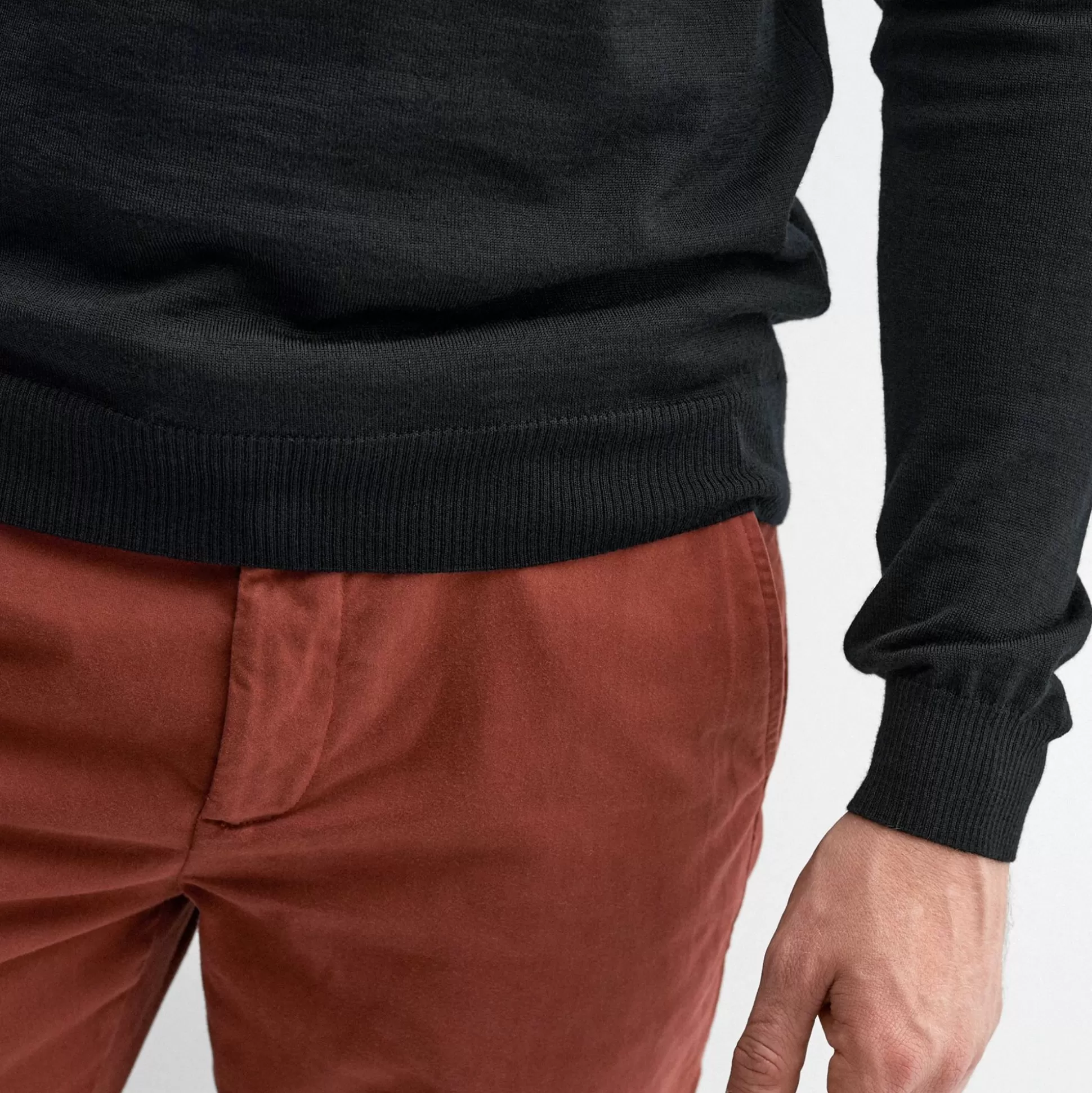 Pull en Laine Élégant Oliver Sweeney - Noir Profond Sulby  
Collection Automne-Hiver - Tricot Doux & Respirant  
Modèle Intemporel pour Tenue Décontractée Chic