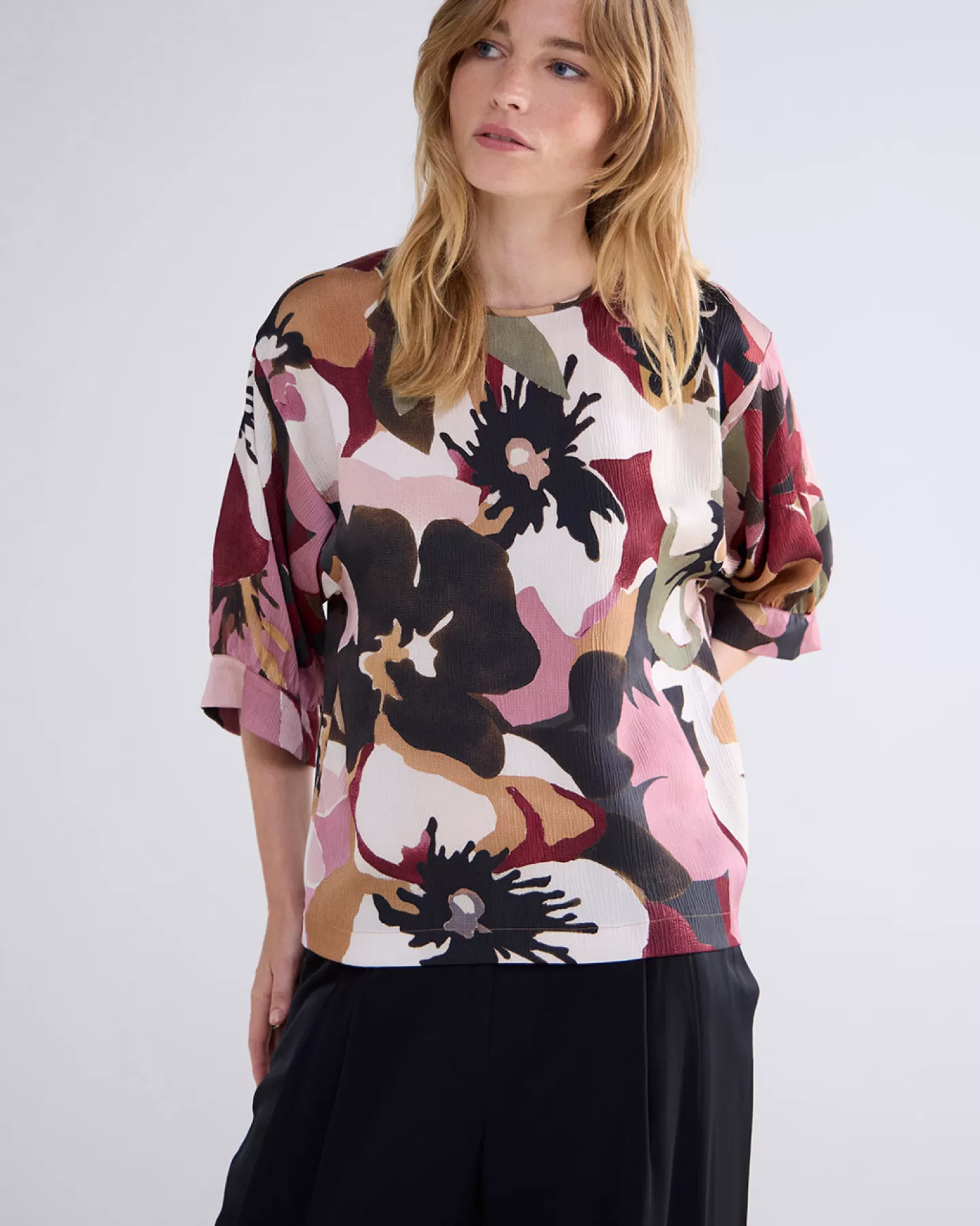 Découvrez le Top Été 2024 - Motif Floral Vibrant en Coton Respirant