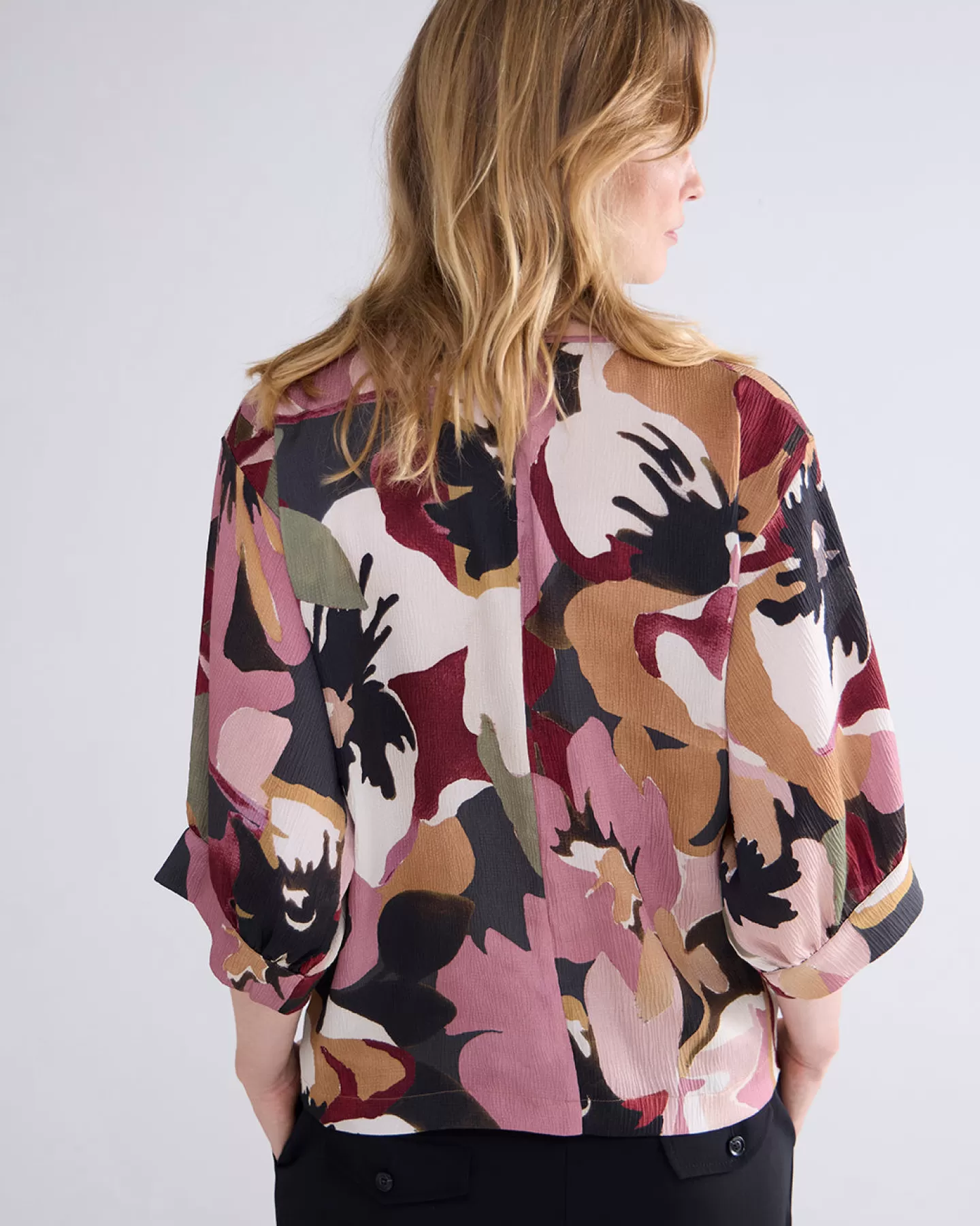 Découvrez le Top Été 2024 - Motif Floral Vibrant en Coton Respirant