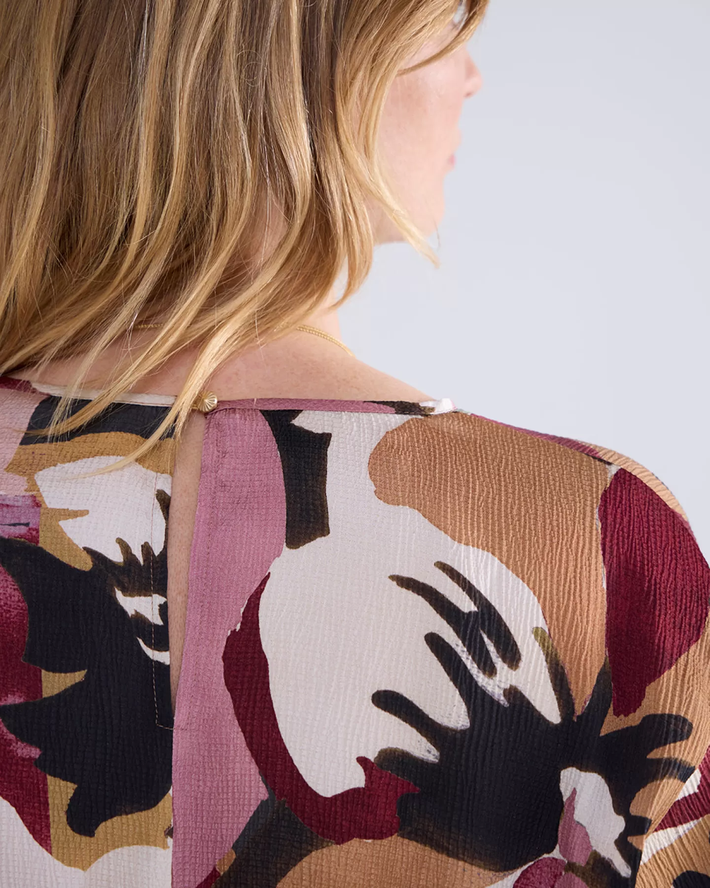 Découvrez le Top Été 2024 - Motif Floral Vibrant en Coton Respirant