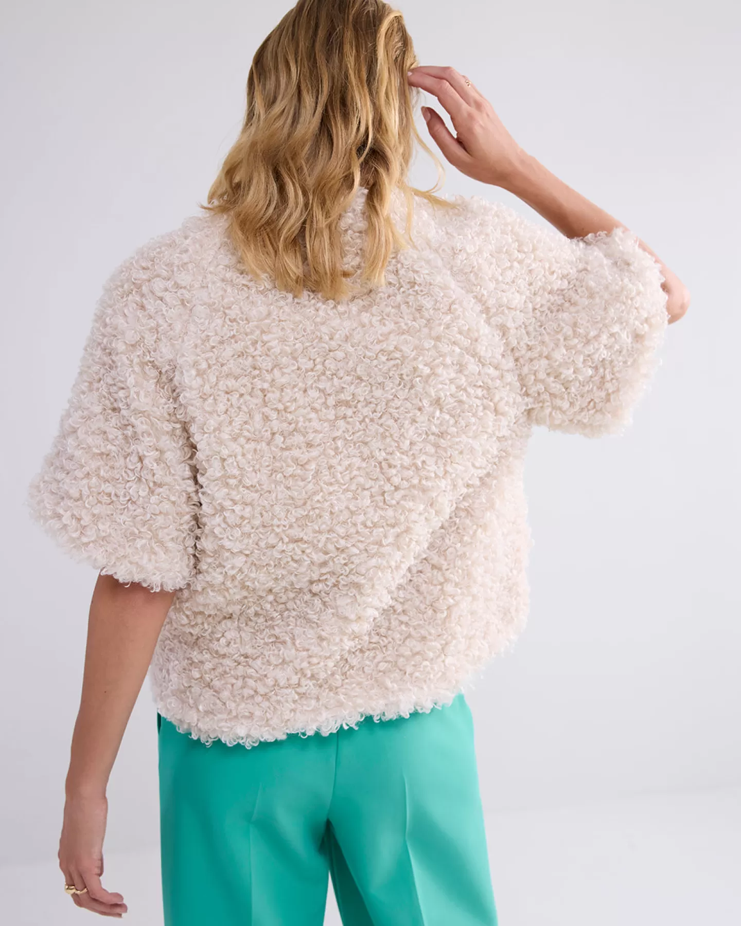 Veste d'Élégance Hiver - Fausse Fourrure Vegan Supérieure en Nuage Écru - Confort Éthique & Style Intemporel