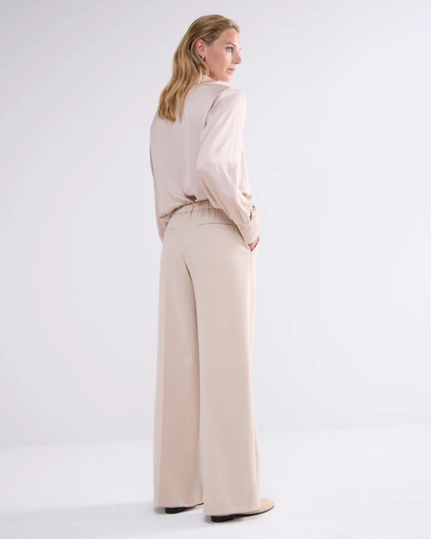 Pantalons & Combinaisons Élégants - Modèle Évasé Crème Tendance