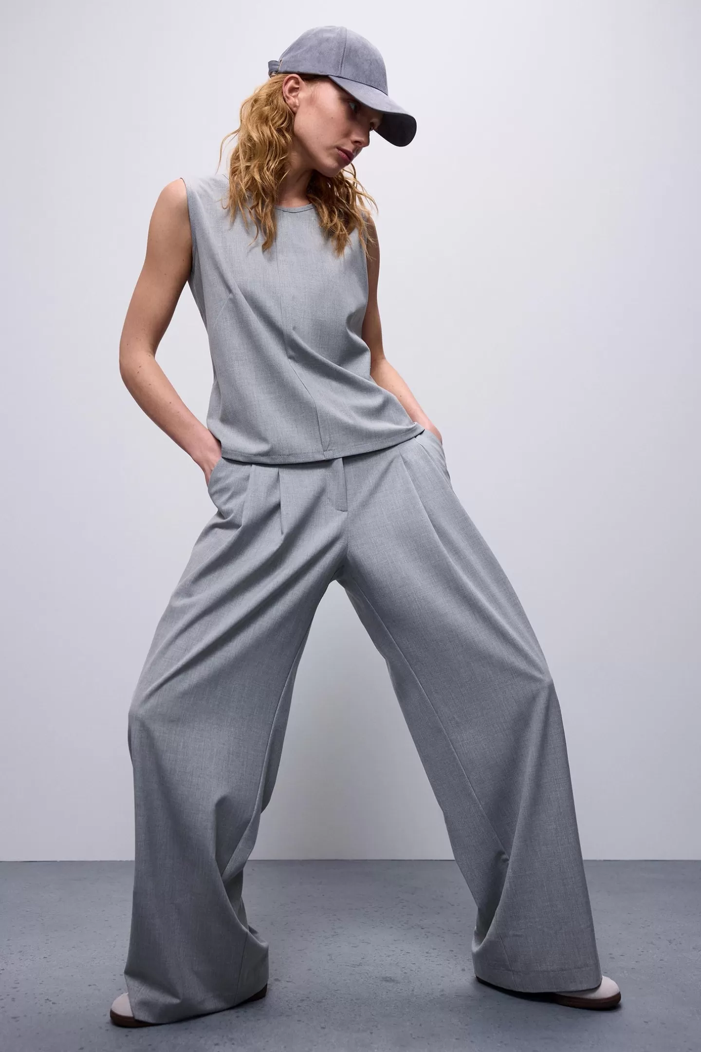 Pantalon Femme Élégant Taille Haute - Coupe Wide-Leg avec Ceinture Adjustable et Détails Plissés - Gris Anthracite Tendance Printemps/Été 2024
