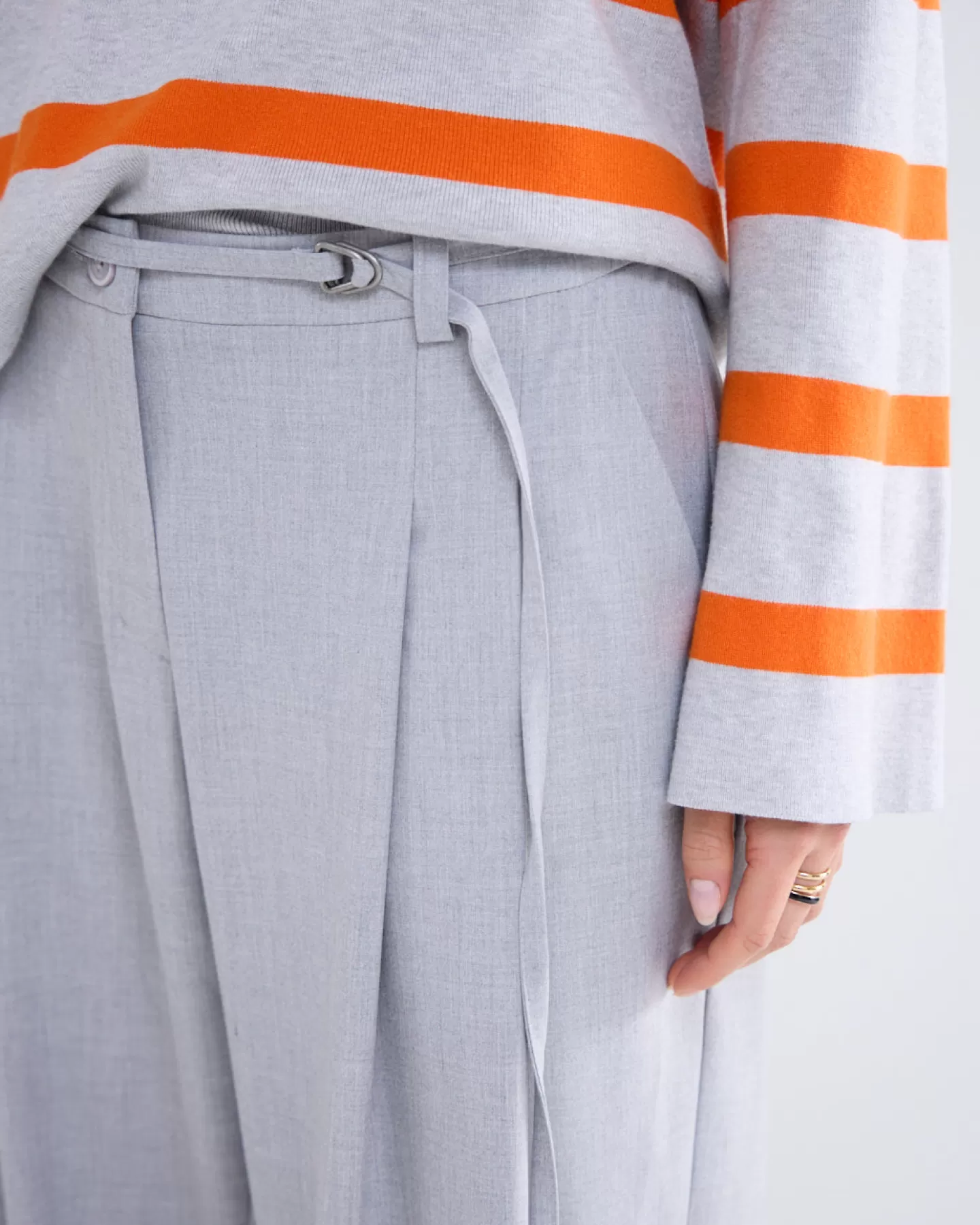 Pantalon Femme Élégant Taille Haute - Coupe Wide-Leg avec Ceinture Adjustable et Détails Plissés - Gris Anthracite Tendance Printemps/Été 2024